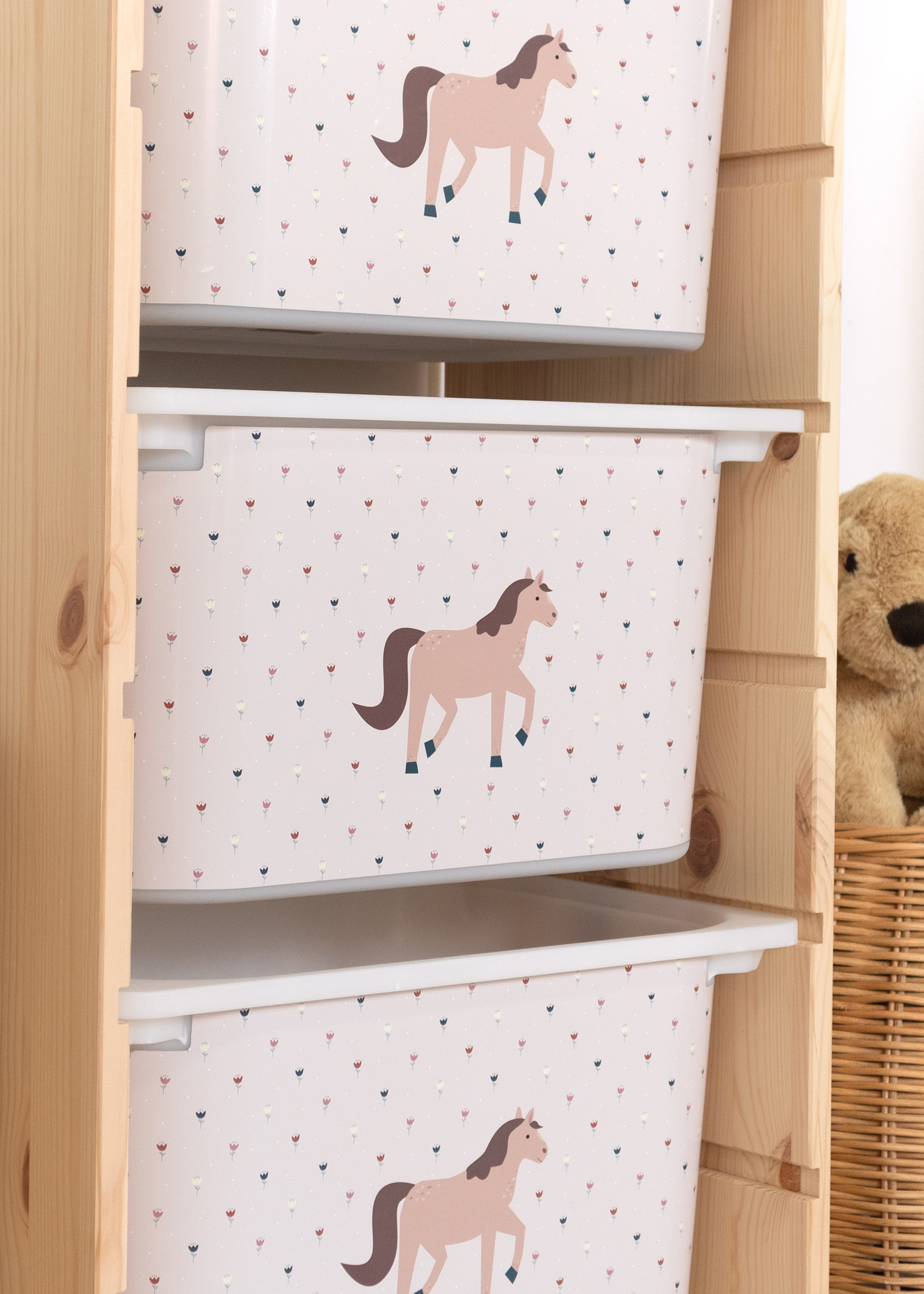 Rosa Aufbewahrungsbox im IKEA TROFAST Regal, dekoriert mit einem kindgerechten Pferde-Motiv.