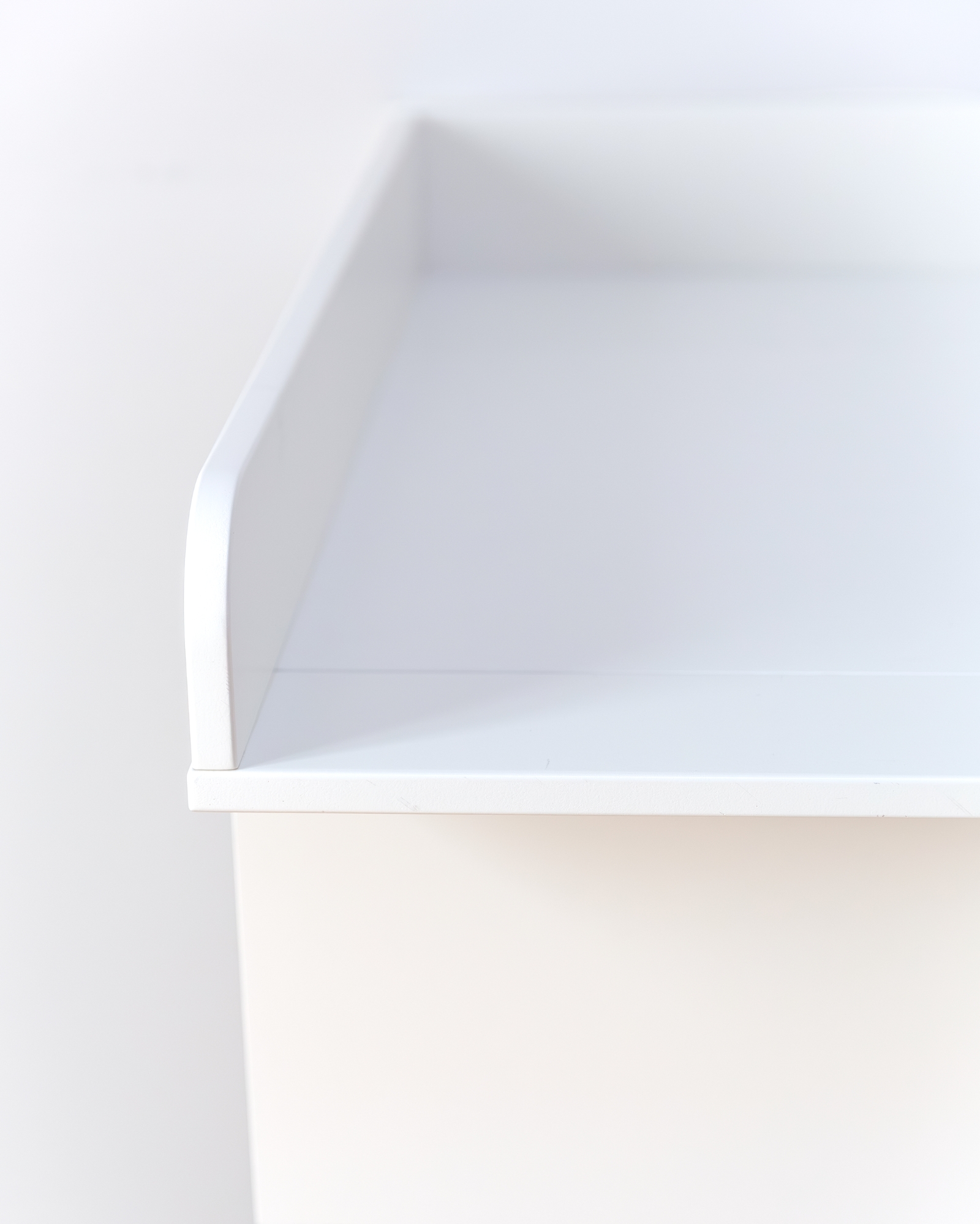 Schrank, Regalboden, weißer Schrank, Metallrand, Kante