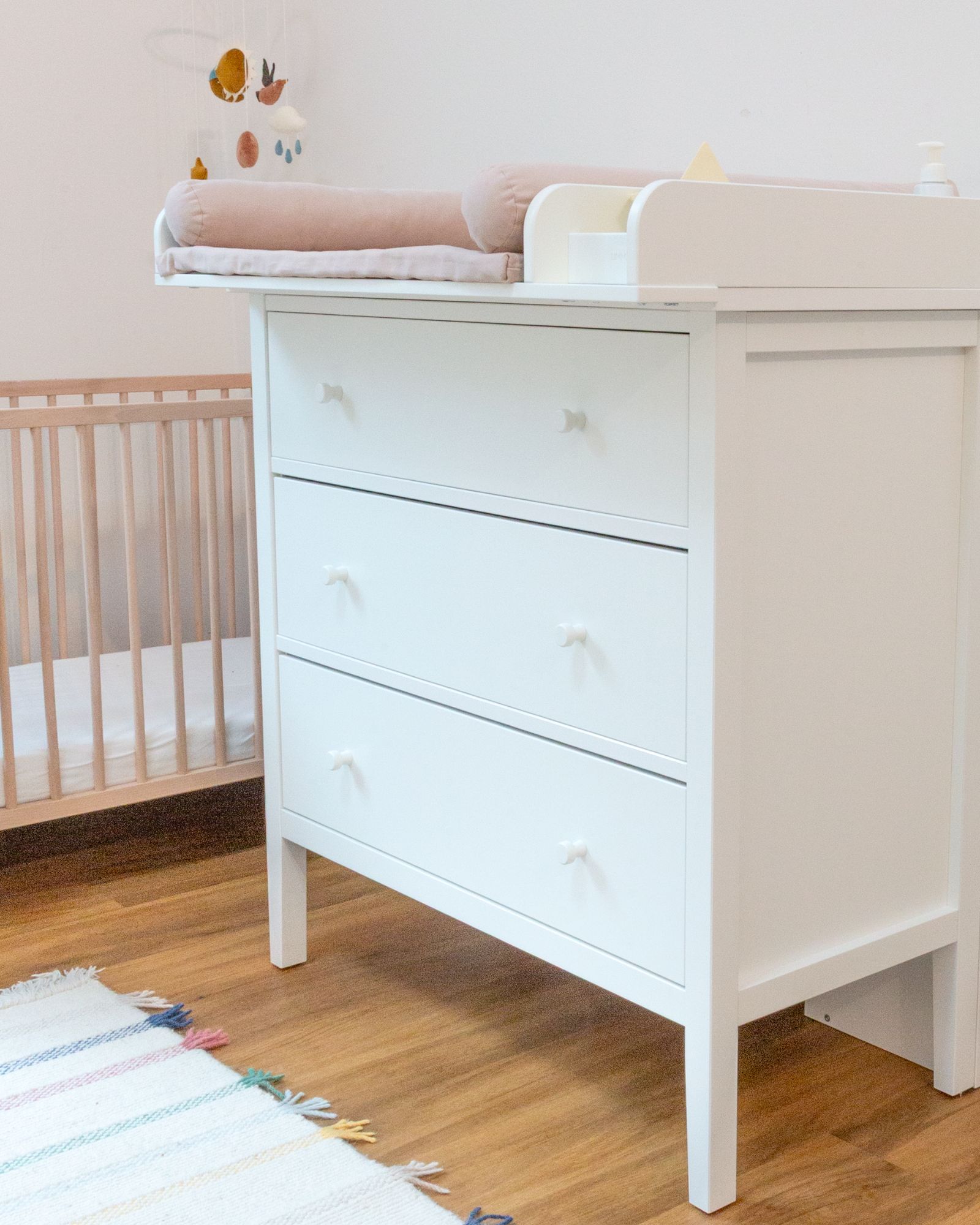 Kombi-Kommode, Weiß, Wickeltischaufsatz, Holzboden, Babyzimmer