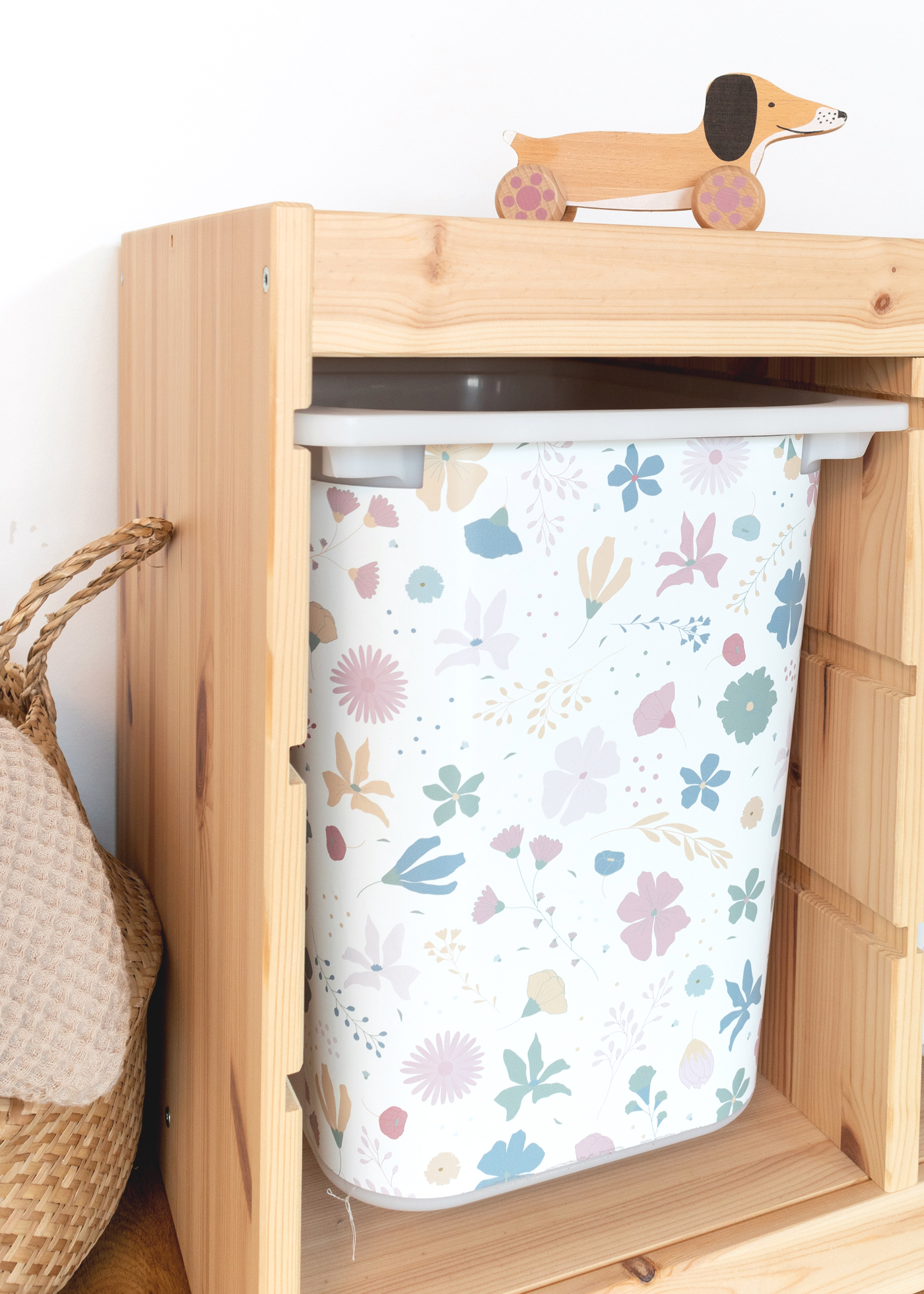 IKEA TROFAST Boxen mit Blumenmuster Klebefolie Ein  IKEA TROFAST Regal steht in einem Zimmer, beschmückt mit einer bunten Klebefolie mit Blumenmotiv