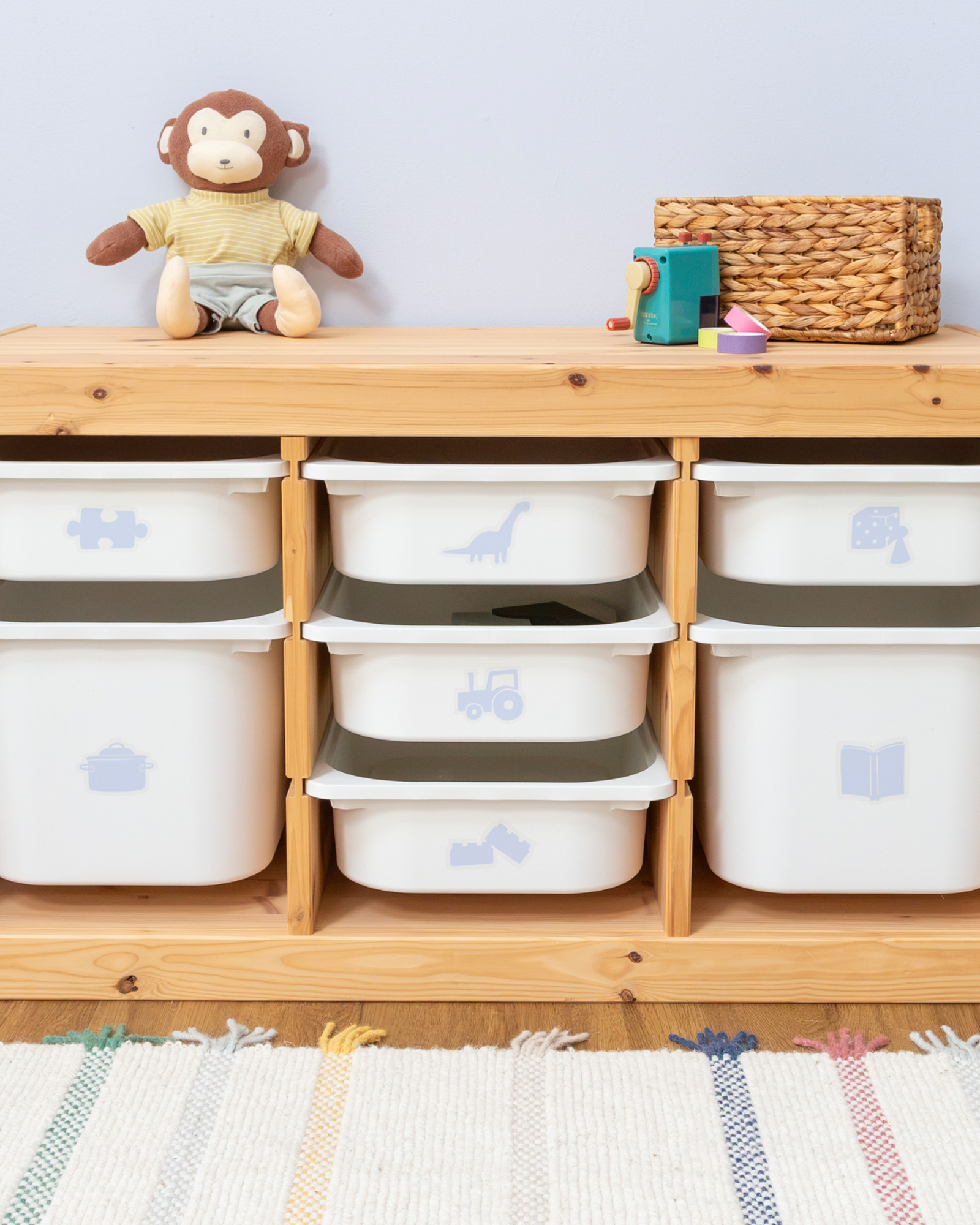 Kuschelspielzeug, Teddy, Korbspielzeug, Kistenorganisation, Holzkabinett