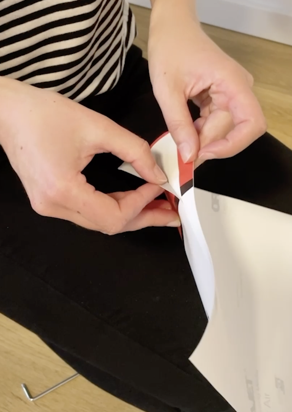 Folie von Trägerpapier lösen Folie von Trägerpapier lösen