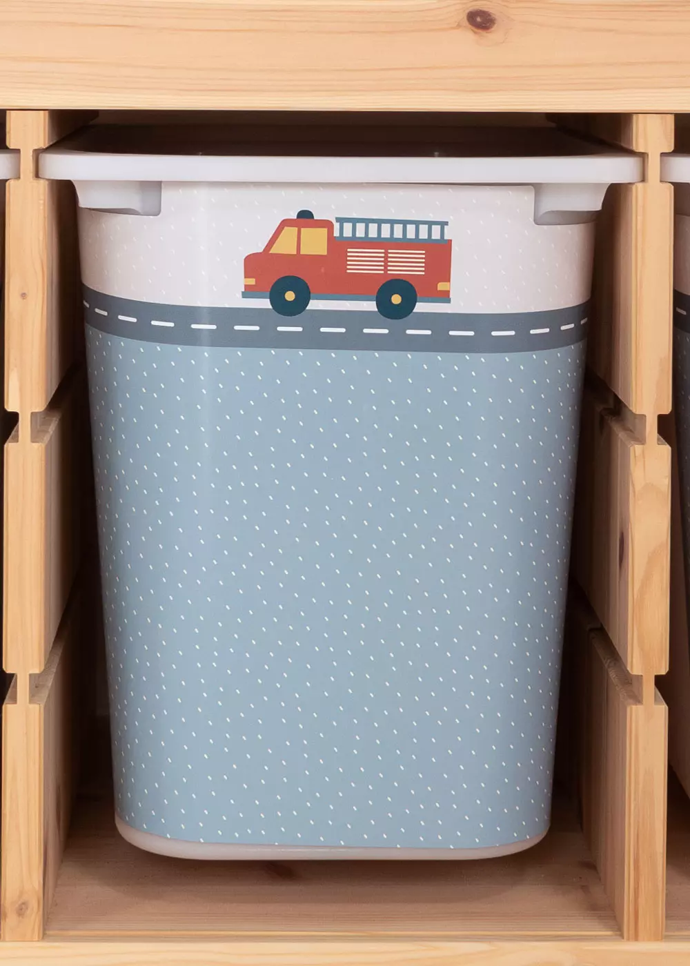 Trofast Ikea Aufbewahrungsboxen mit Limmaland Klebefolie mit Automotiven verschönern