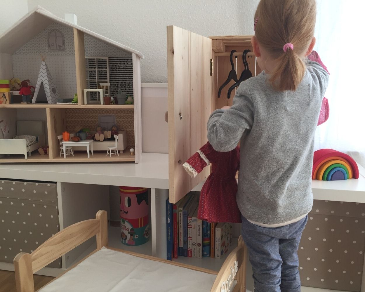 Puppenschrank selber bauen Puppenhaus