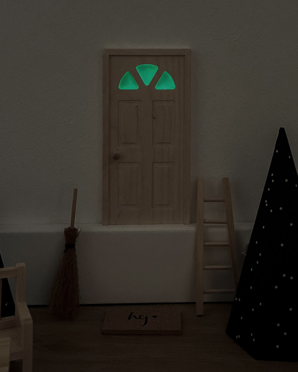 Tür, Glastüren-Details, Leuchtende Fenster, Interior-Deko, Kleiner Stuhl