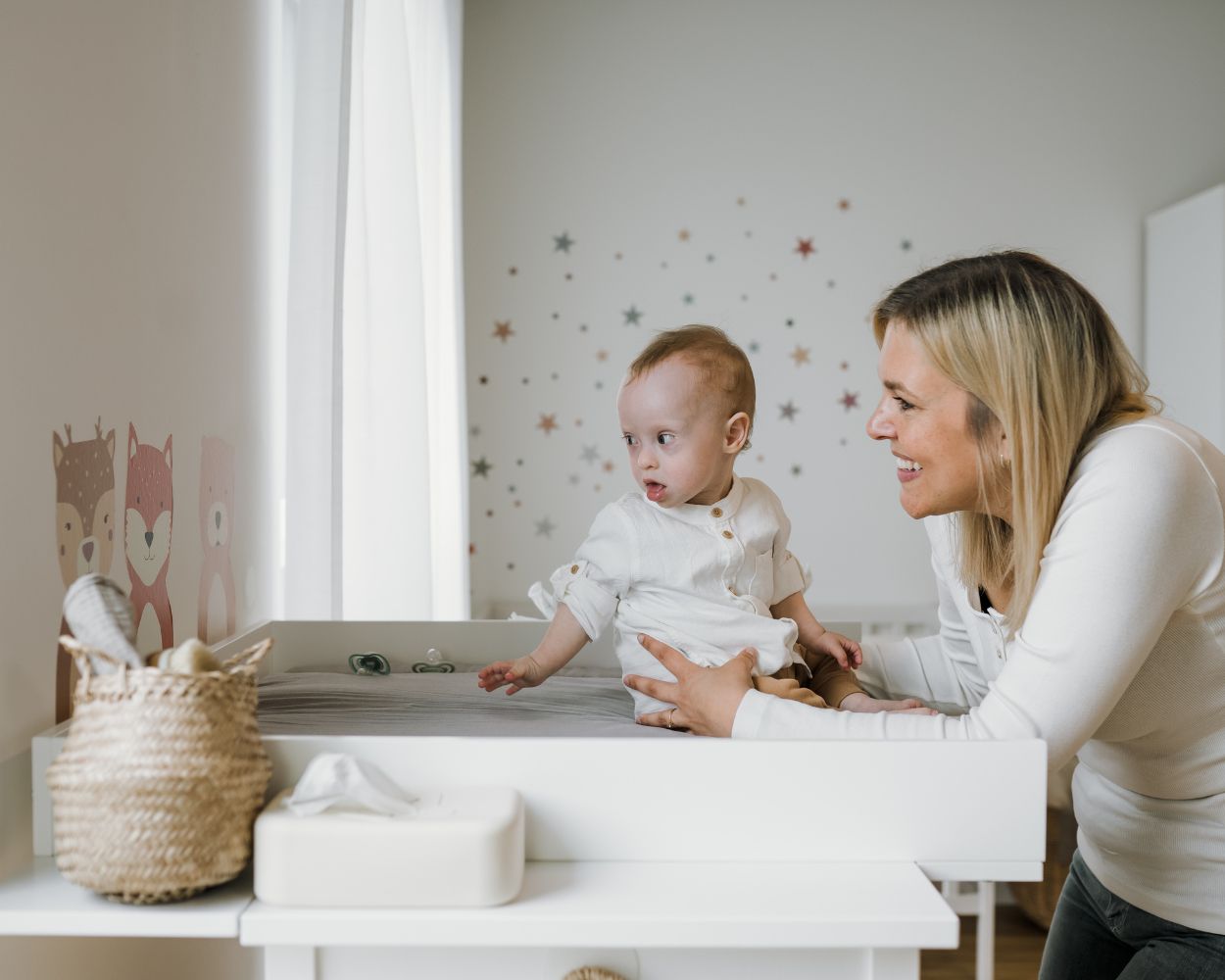 Baby sitzt auf Wickelkommode Baby sitzt auf Wickelkommode