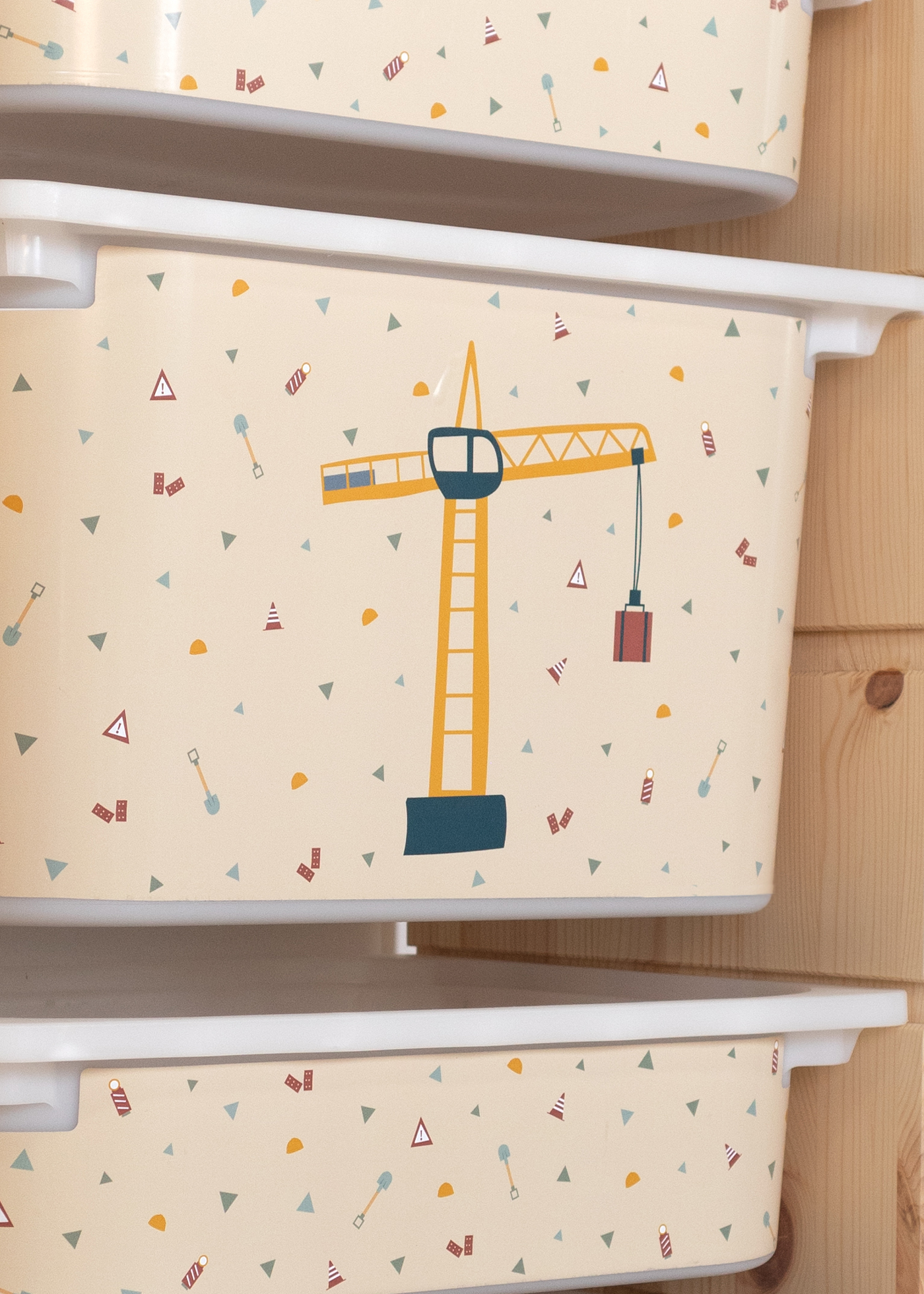 Beige Aufbewahrungsbox mit Kran-Design, passend für das IKEA TROFAST Regal.