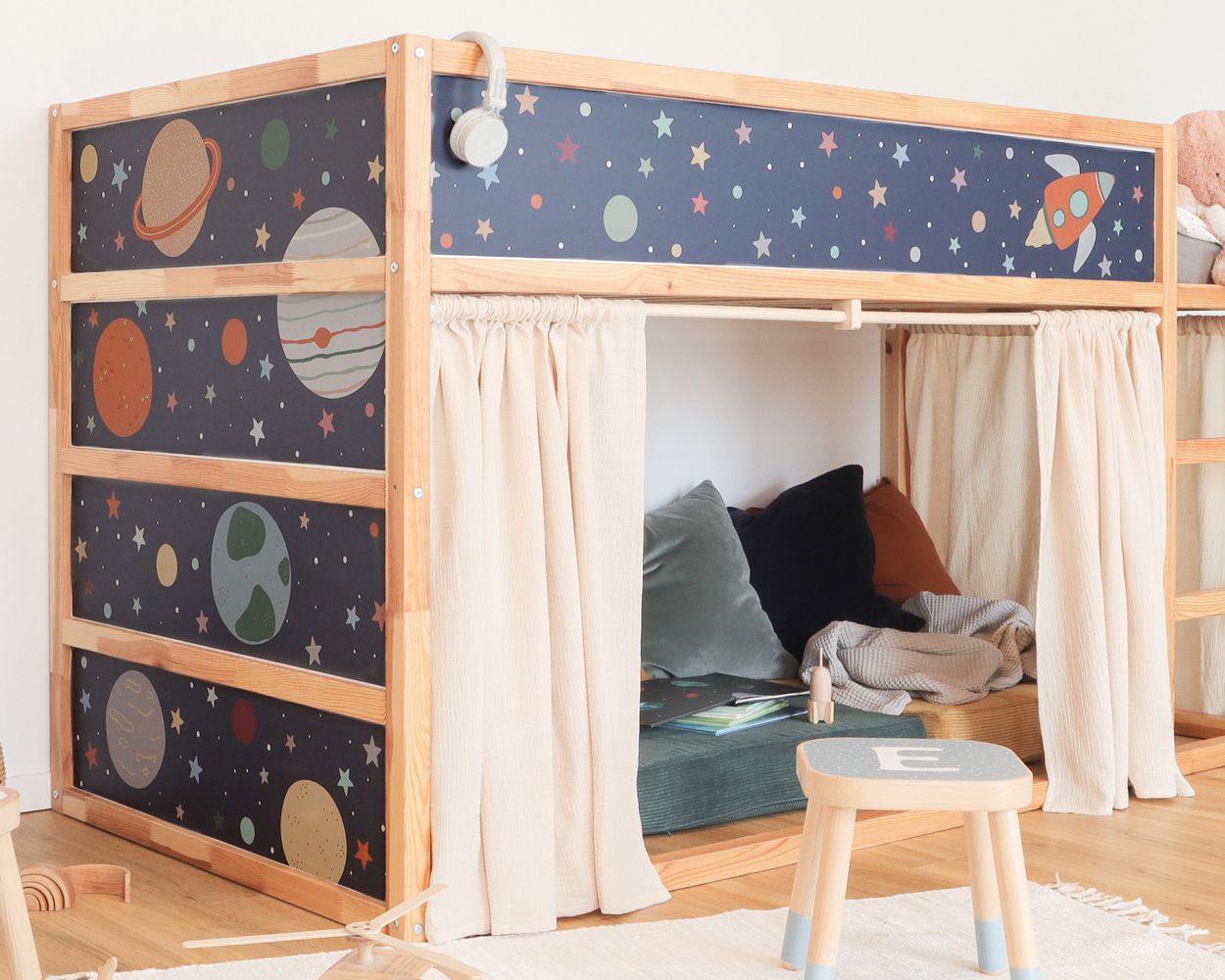 IKEA Kura Hochbett mit Vorhängen und Weltraumstickern