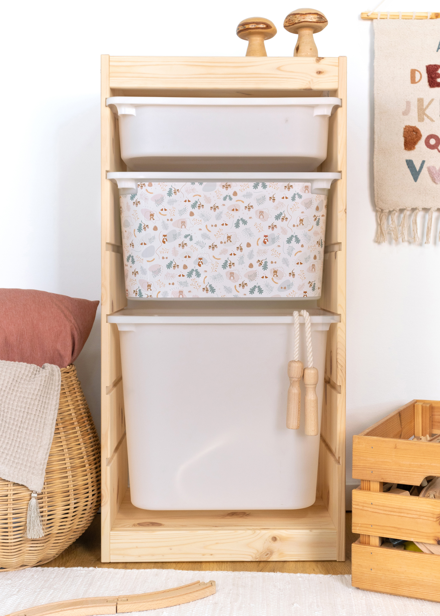Praktische Aufbewahrungsbox im IKEA TROFAST Regal, dekoriert mit einem bunten Muster aus Fuchs, Reh und Otter.