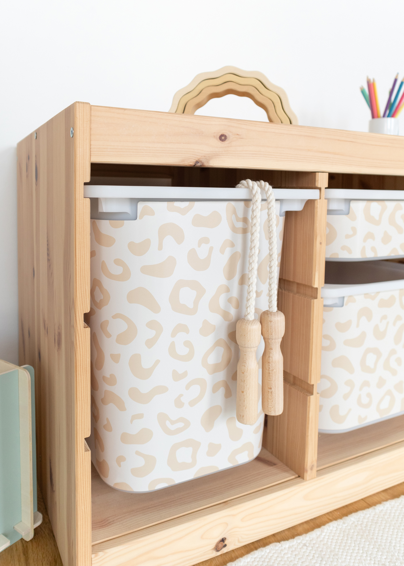 IKEA TROFAST Regal mit Leo Muster IKEA TROFAST Regal mit Leo Muster verschönern