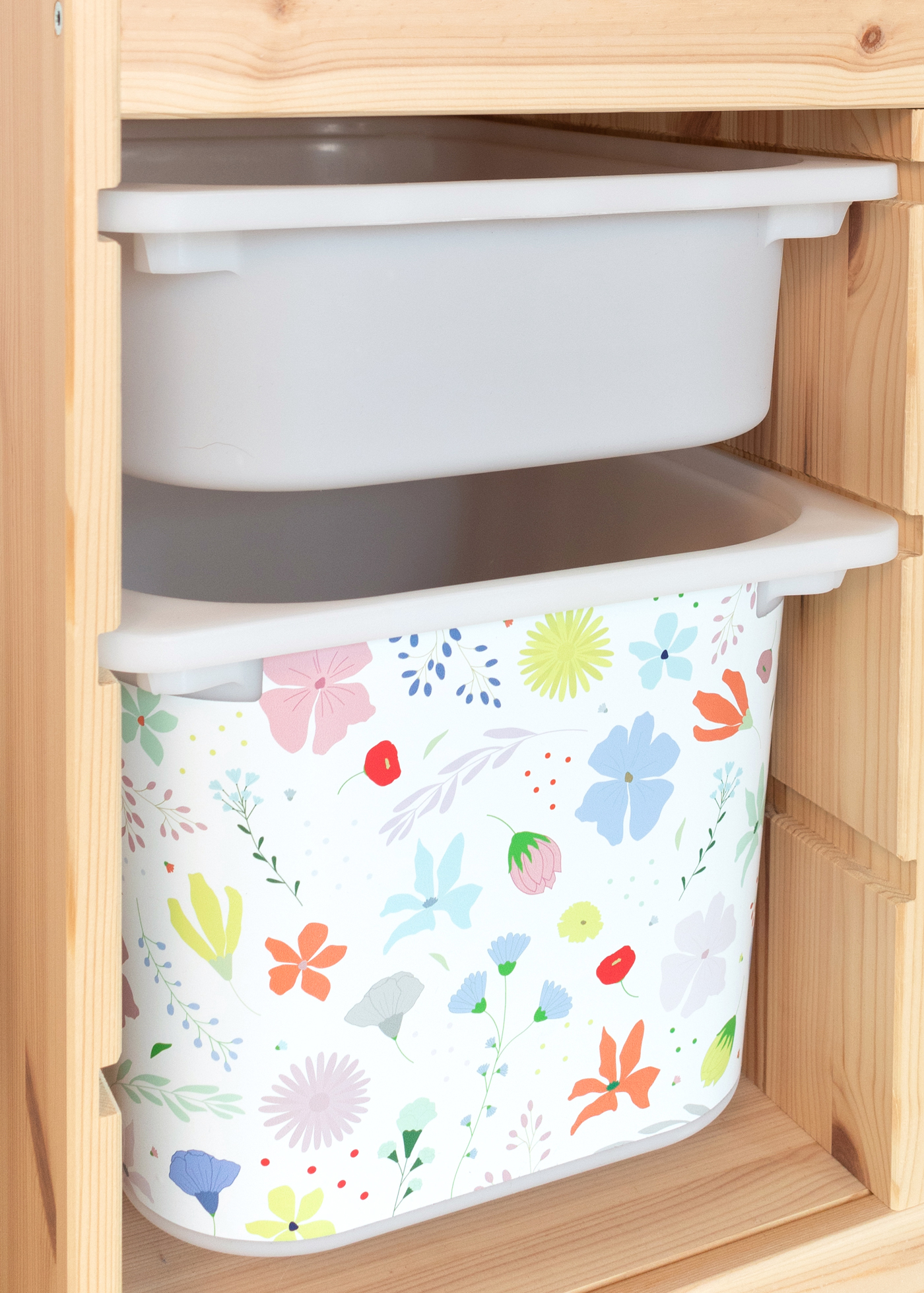 Bunte Blumenmuster für IKEA TROFAST Ein IKEA TROFAST Regal im Raum, dekoriert mit einer bunten Blumenmuster-Folie.