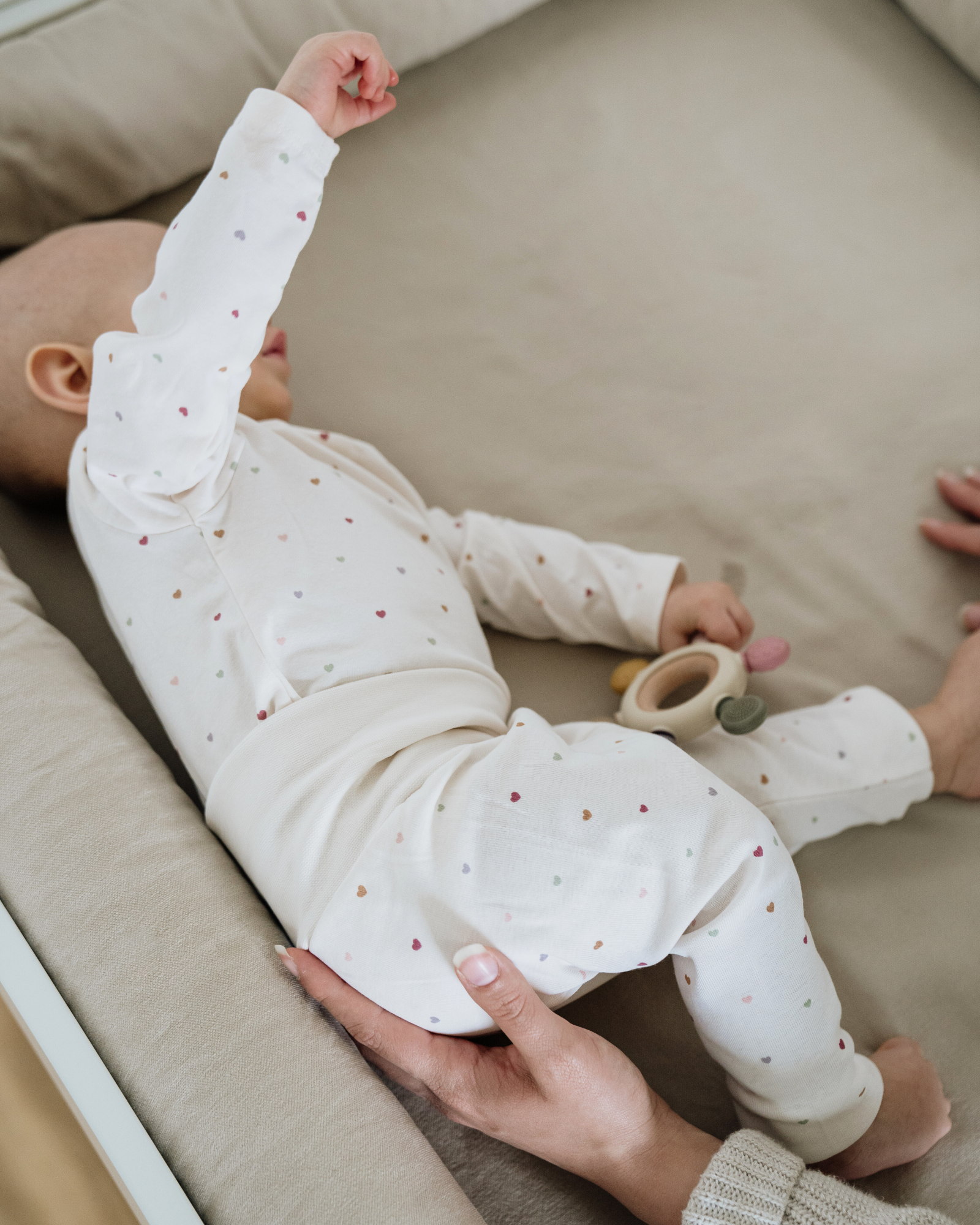baby romper, weißes pyjama, pünktchen muster, baby bekleidung, onesie