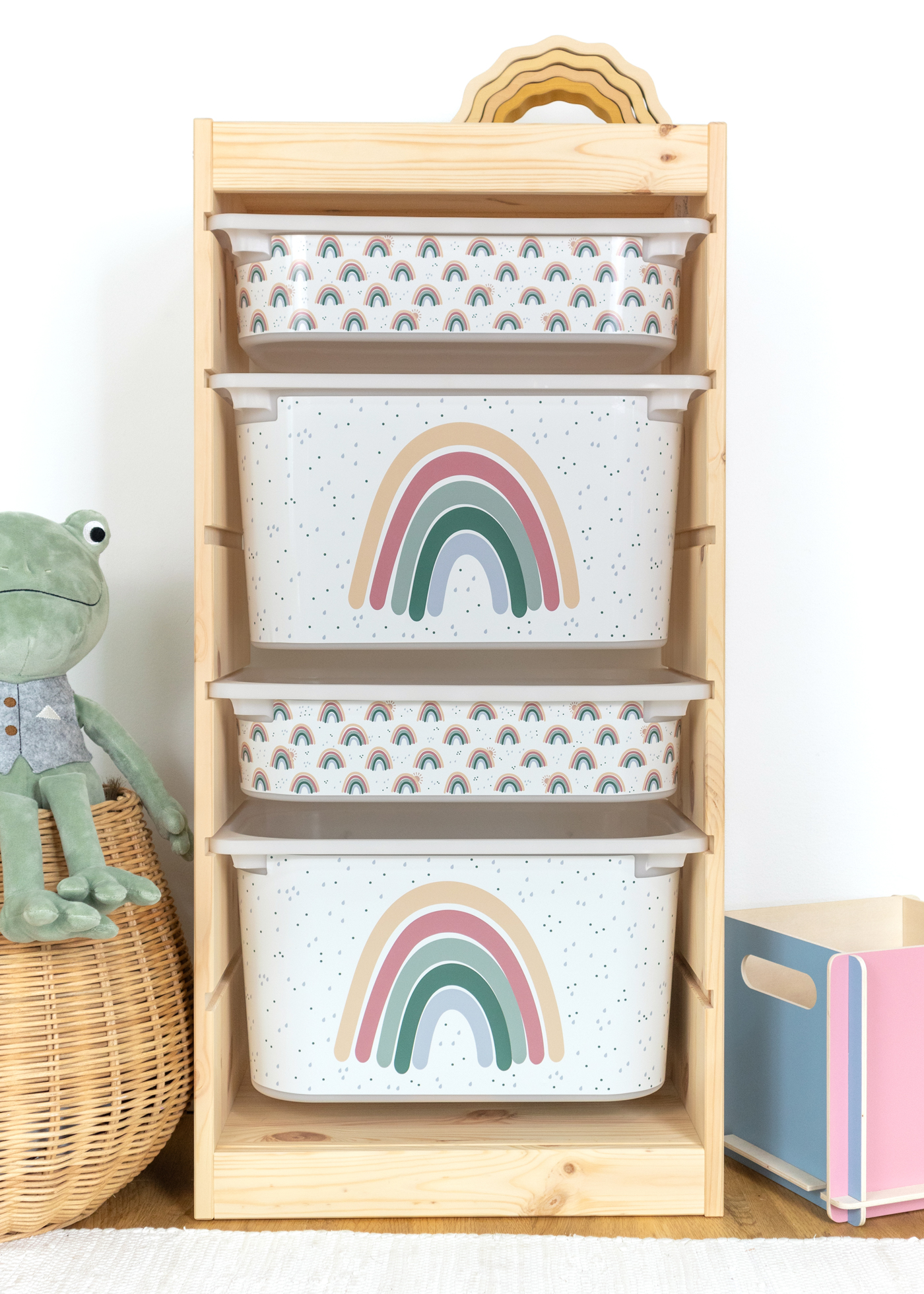 IKEA TROFAST Regal mit beige Aufbewahrungsbox, bedruckt mit einem Regenbogen, ideal für Kinderzimmer.