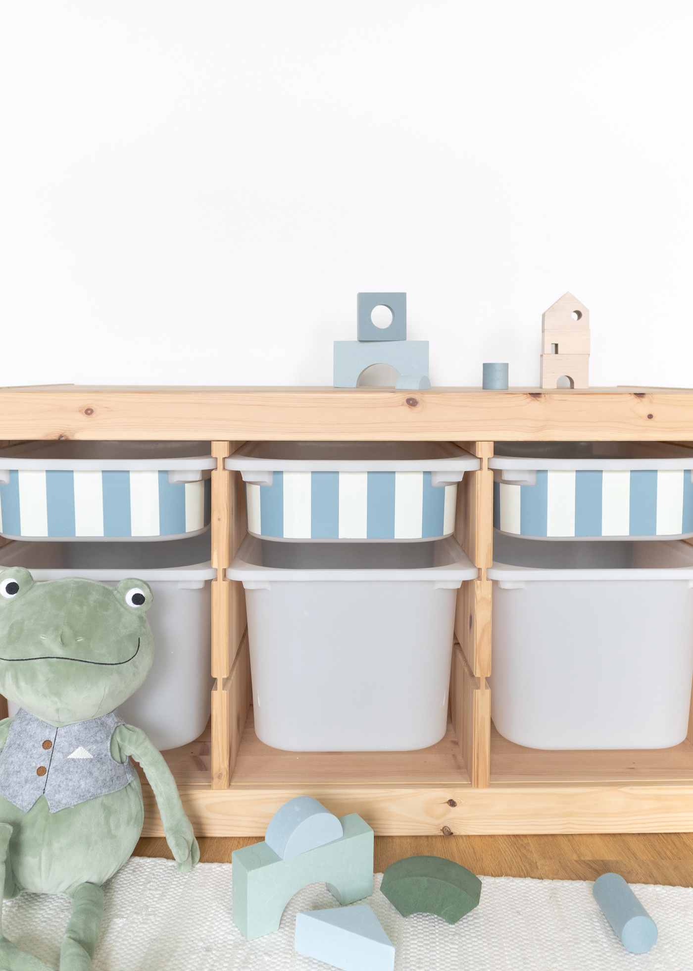 IKEA TROFAST Boxen mit Streifenmuster, sommerlich IKEA TROFAST Boxen mit buntem Streifenmuster, sommerlich und fröhlich gestaltet