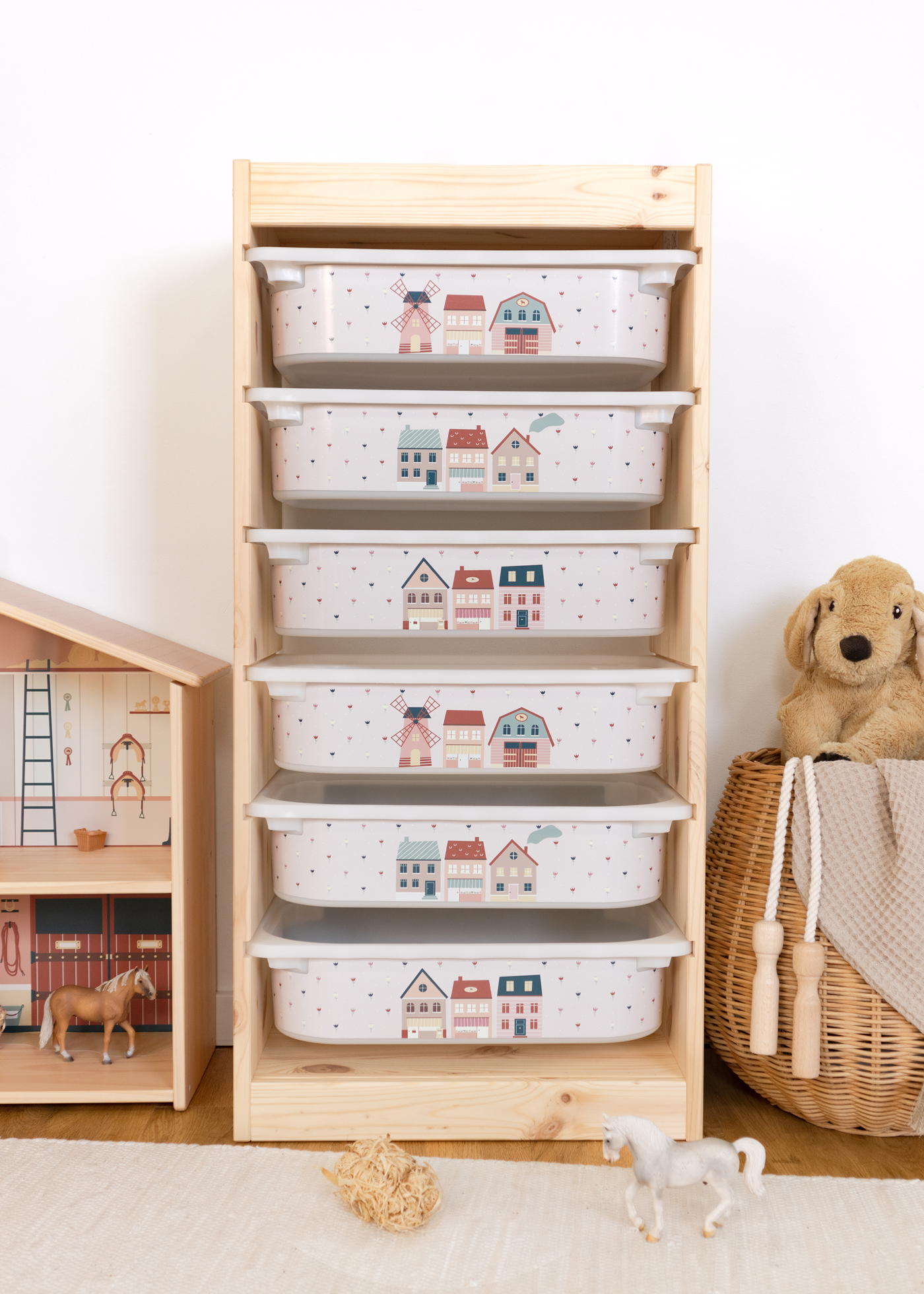 Kinderfreundliche Box mit Dorf-Motiv im IKEA TROFAST Regal, ideal für das Kinderzimmer.