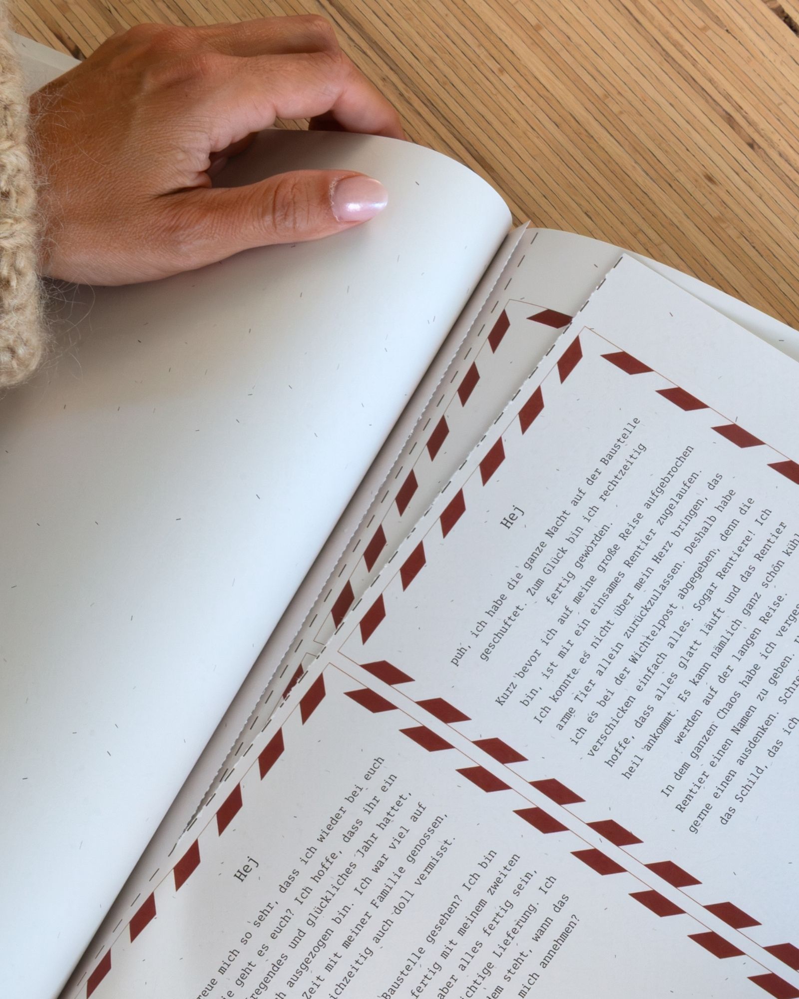 Hände, Buch, offenes Buch, rote Streifen, Papierseite