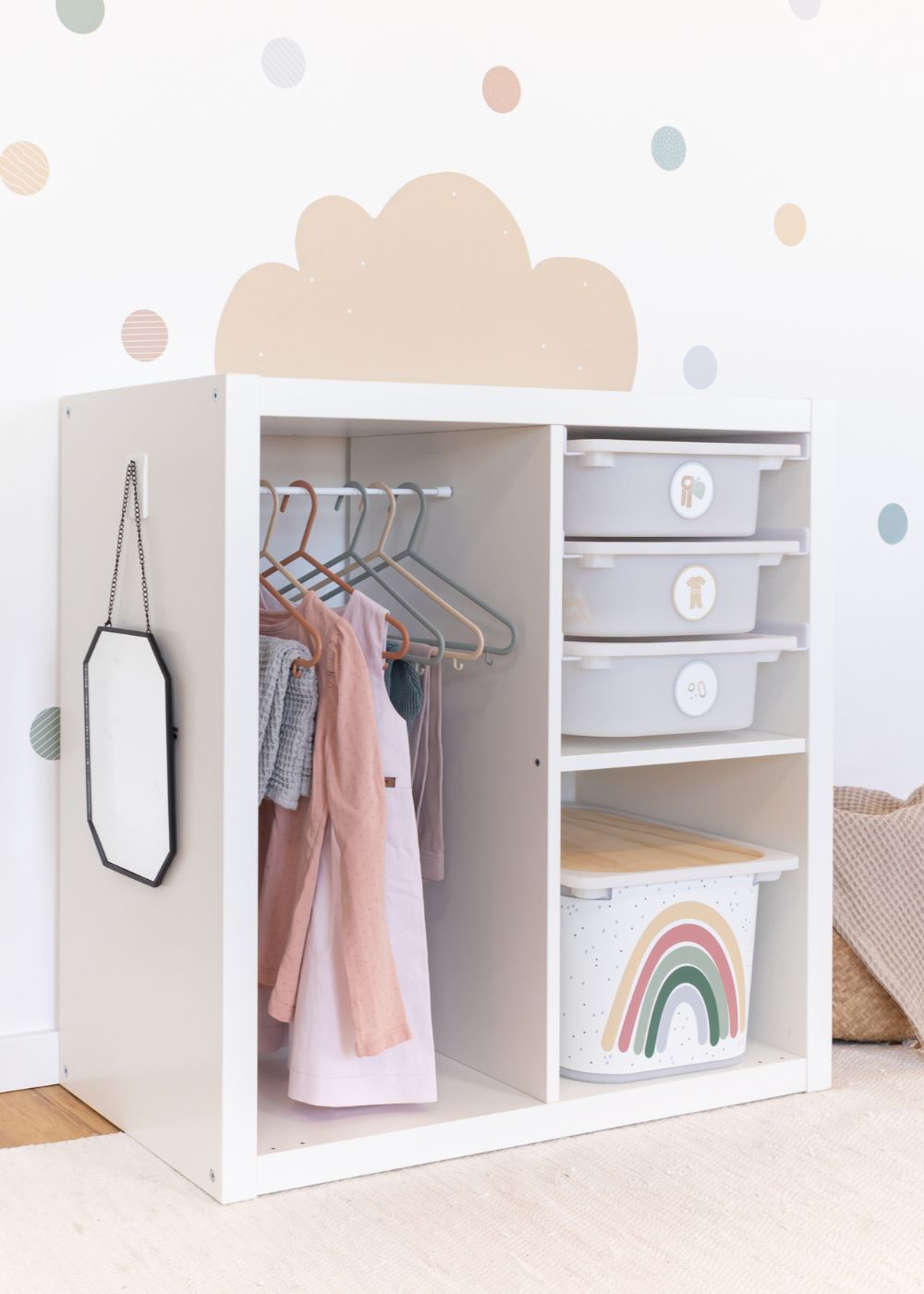 Montessori Kleiderschrank aus IKEA Kallax und Trofast