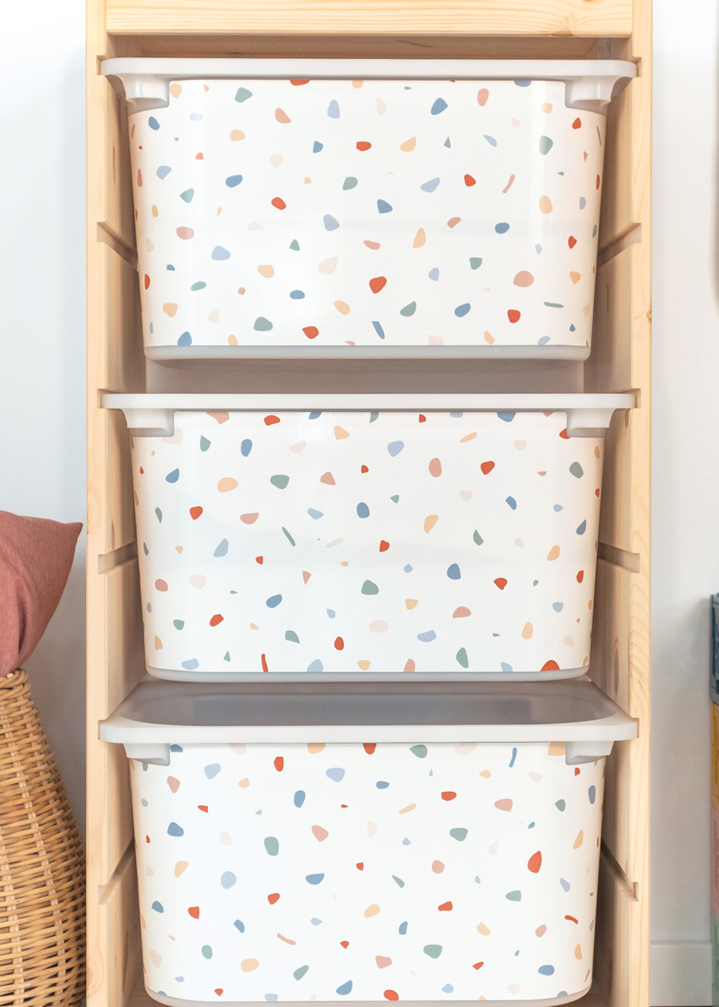 Praktische Aufbewahrungsbox im IKEA TROFAST Regal, verziert mit einer bunten Terrazzo-Klebefolie.