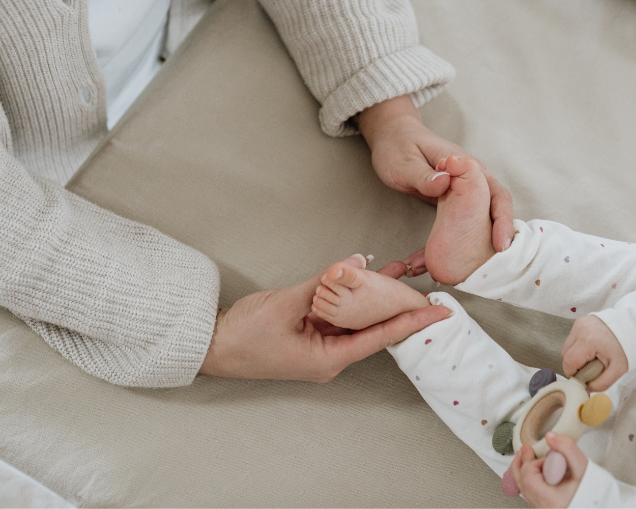 Baby anziehen auf der Wickelkommode Baby anziehen auf der Wickelkommode