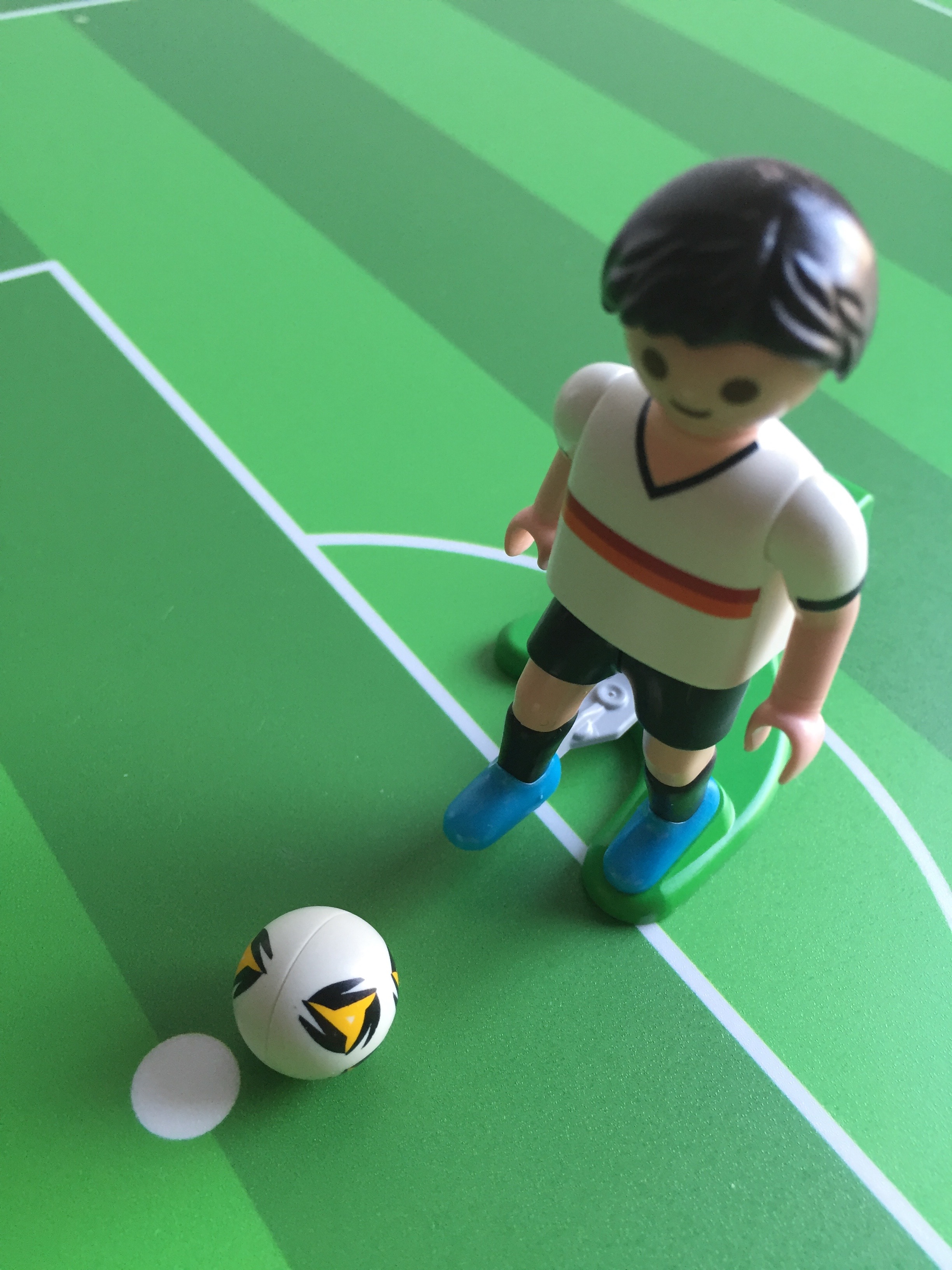 Ikea Linmon Alex Kinderschreibtisch Fussballfeld grün Teilansicht Spieler