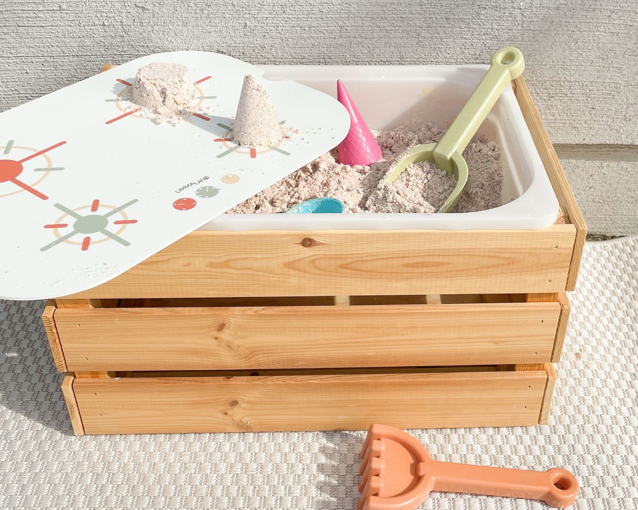 Spielen mit Zaubersand in der Matschküche Spielen mit Zaubersand in der Matschküche