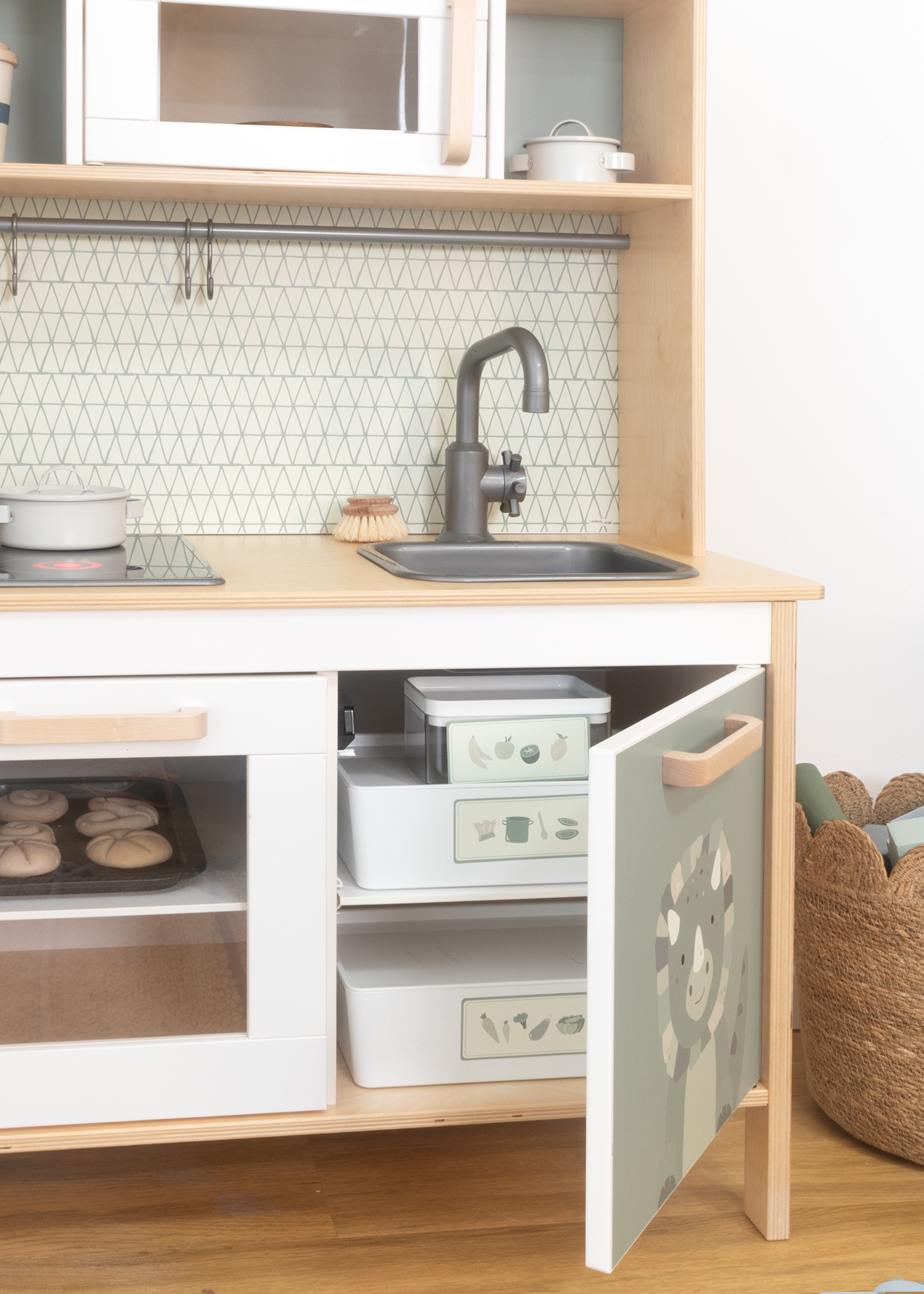 Flexible Klebefolie mit niedlichem Design Schöne, selbstklebende Folie, die individuelle Küchenprojekte ermöglicht mit Dinomotiven