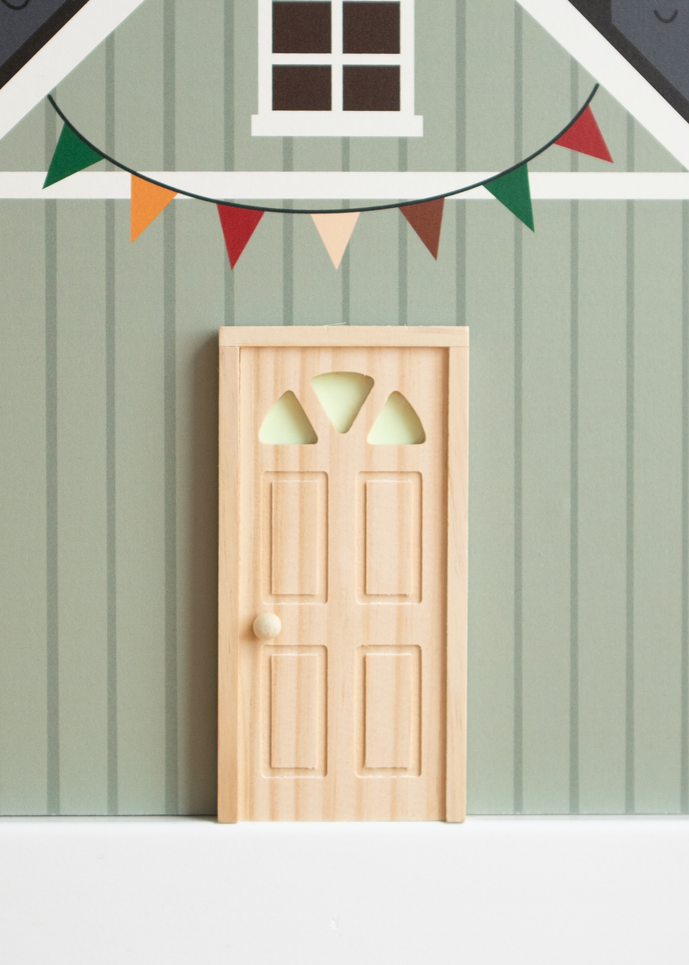 Der Wichtel Zieht ein in seinem Wichtelhaus Ein grünes Wichtelhaus mit Wichteltür vom Weihnachtswichtel