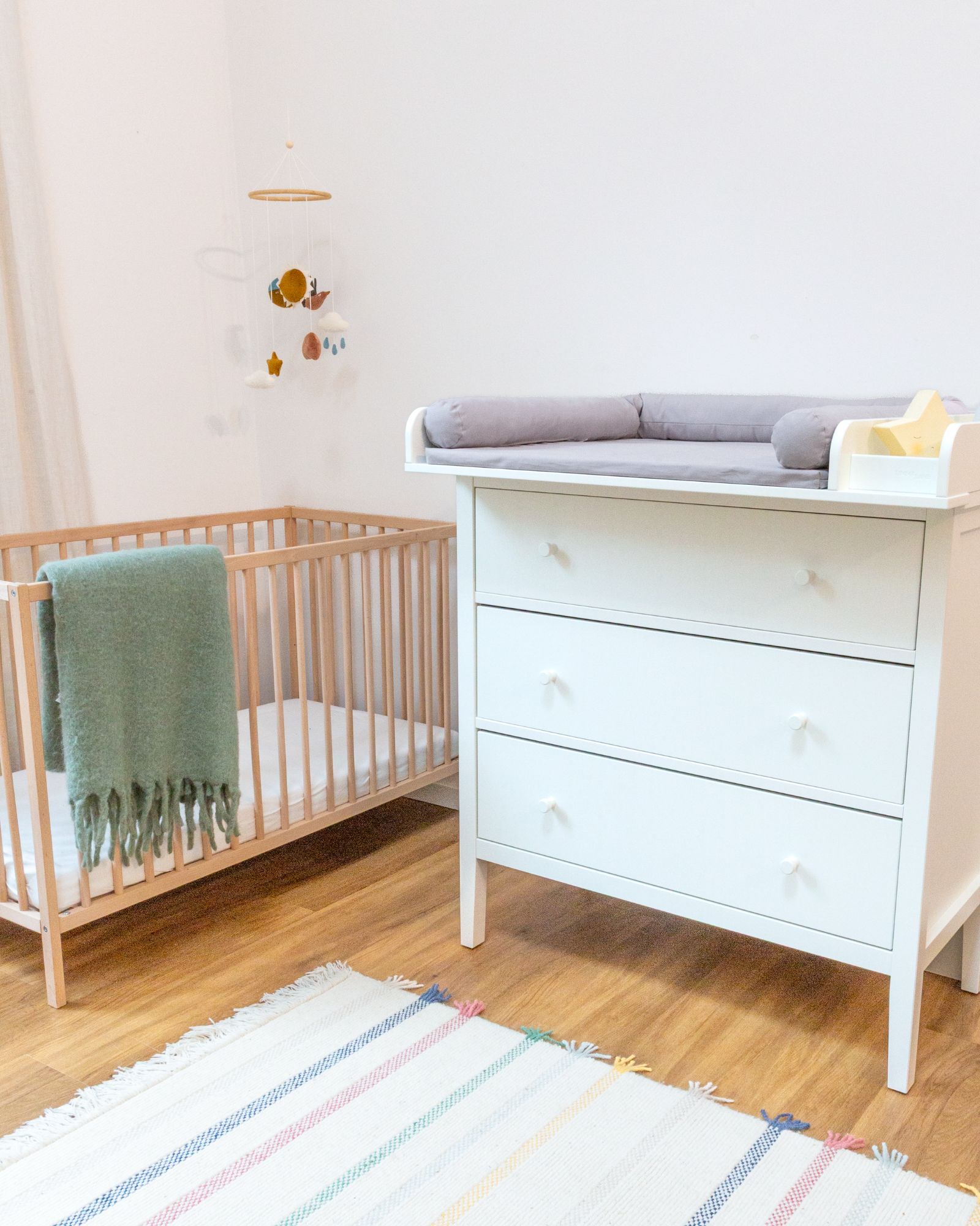 Baby-Krabbelbett, Kinderbett, Kommode mit Wickelaufsatz, weiße Kommode, Kinderzimmer