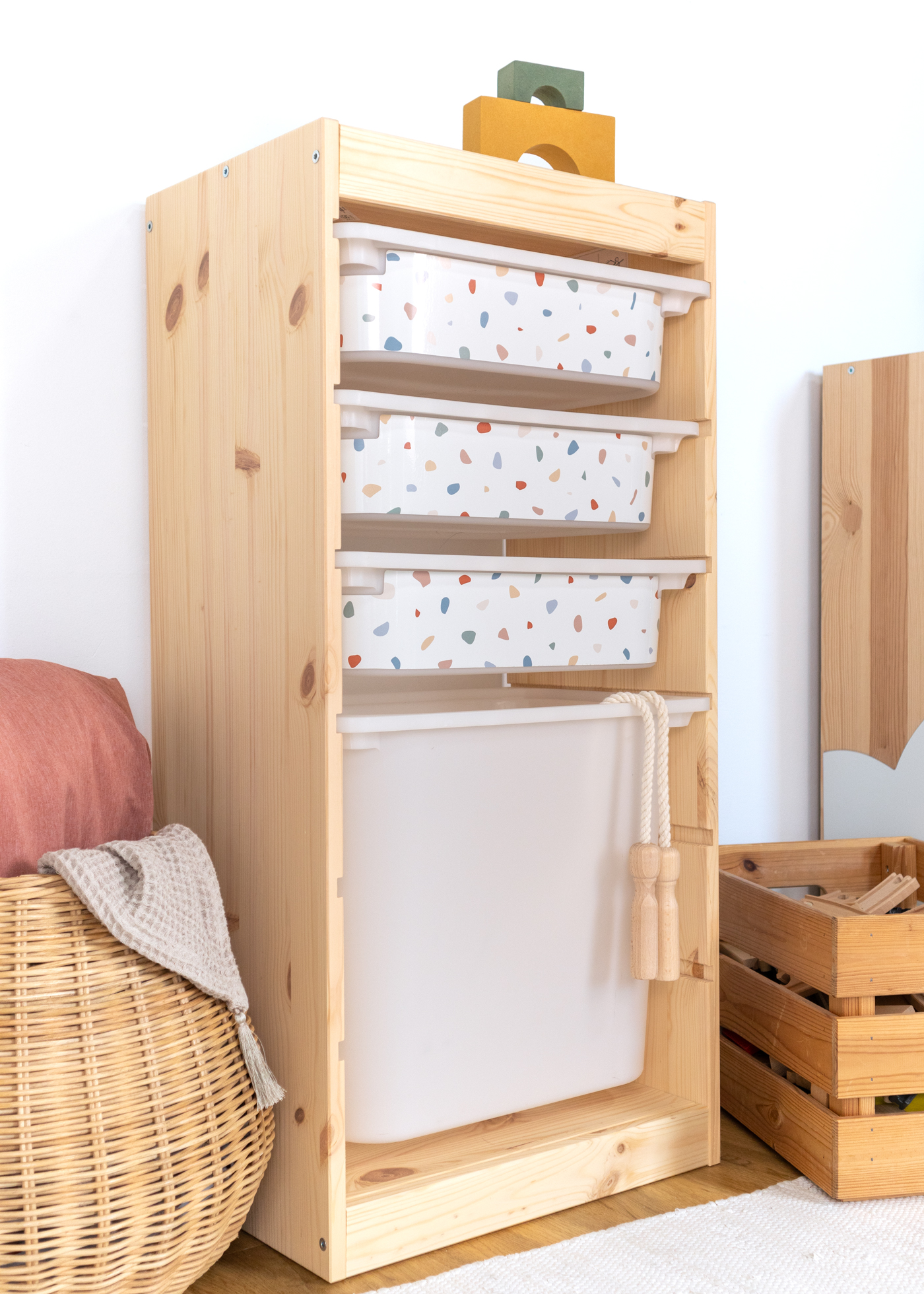 IKEA TROFAST Regal mit Box, dekoriert mit einer Klebefolie im Terrazzo-Muster. Spielzeugaufbewahrung mit Terrazzo-Design auf Klebefolie im IKEA Regal