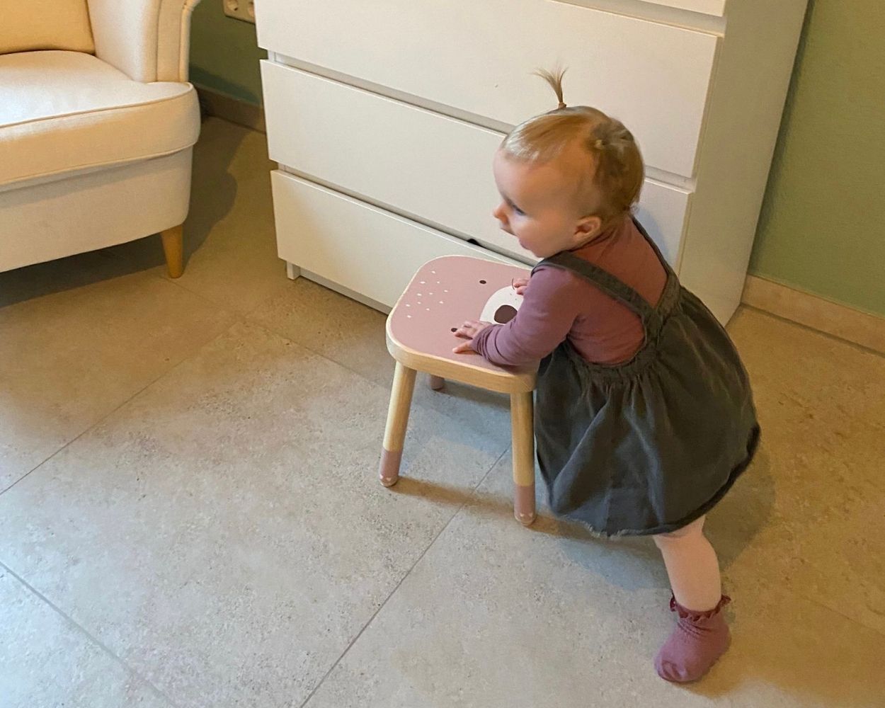 Laufen lernen mit dem IKEA FLISAT Kinderhocker