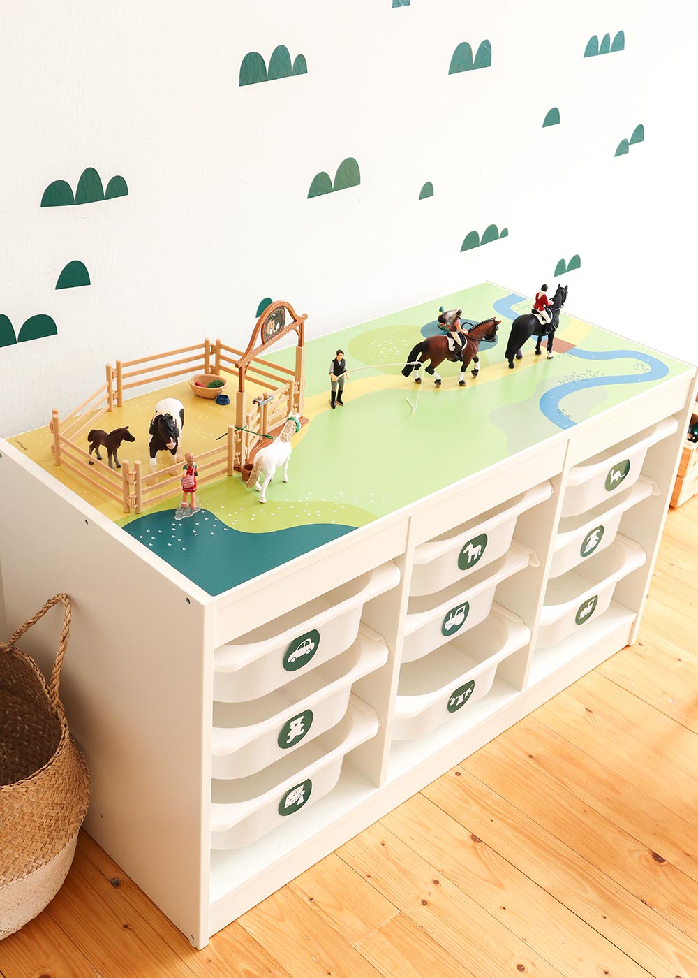 Ikea Trofast Regal Spielwiese Teilansicht mit Kulle