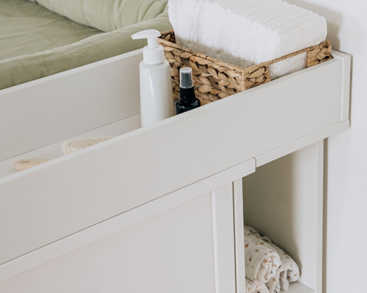 Regal am Wickelplatz für genügend Stauraum Regal am Wickelplatz für genügend Stauraum