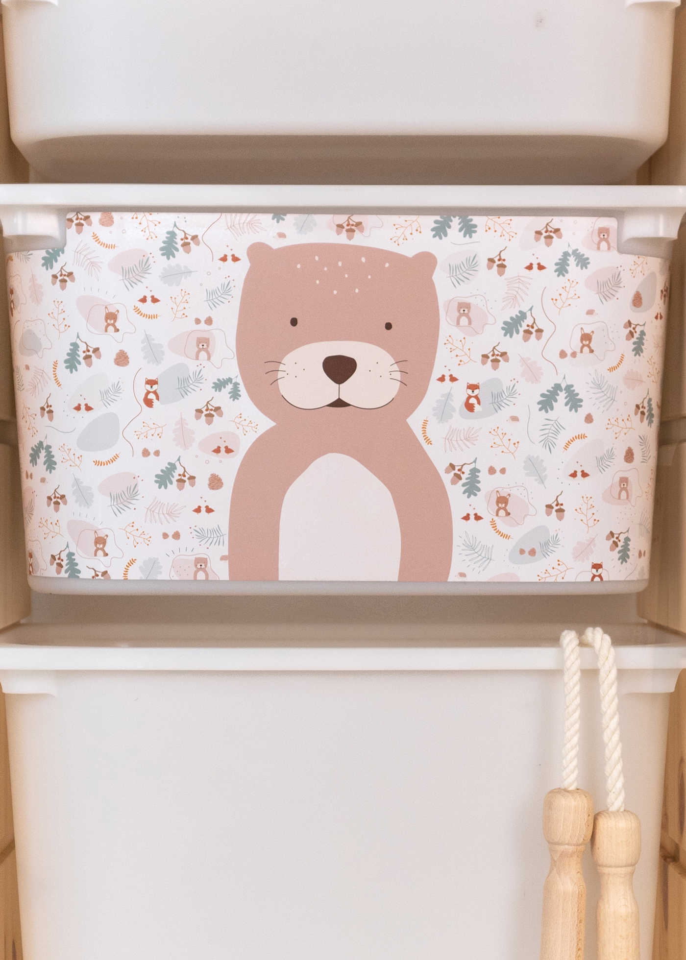 Aufbewahrungsbox mit Otter-Design im IKEA TROFAST Regal Kindgerechte Aufbewahrungsbox im TROFAST Regal, verziert mit einem niedlichen Otter.