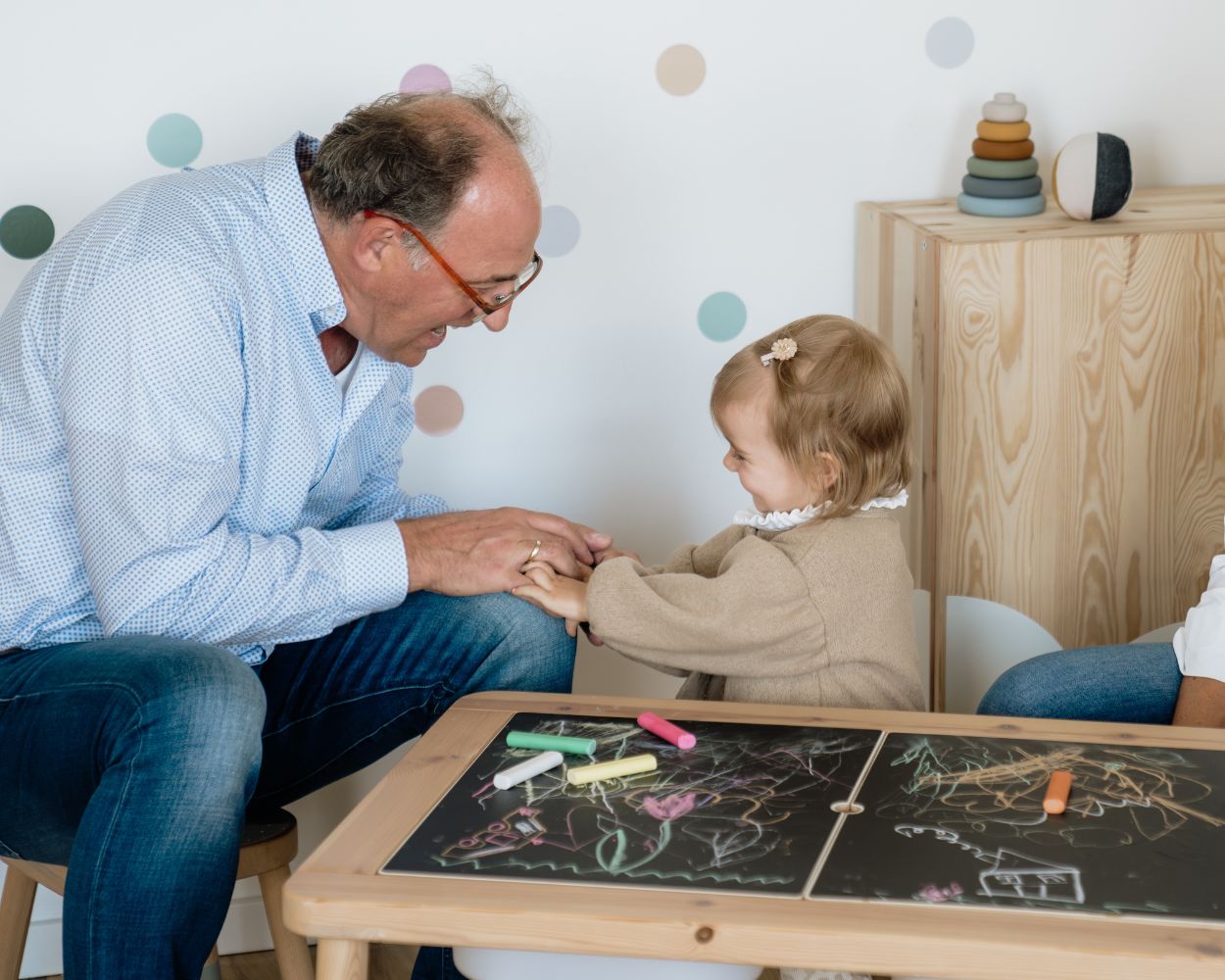 Kind und Opa spielen am IKEA FLISAT Multifunktionstisch Kind und Opa spielen am IKEA FLISAT Multifunktionstisch