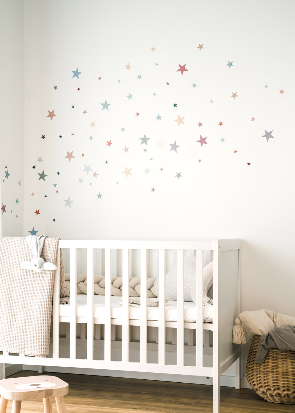 Babybett mit Sternenstickern