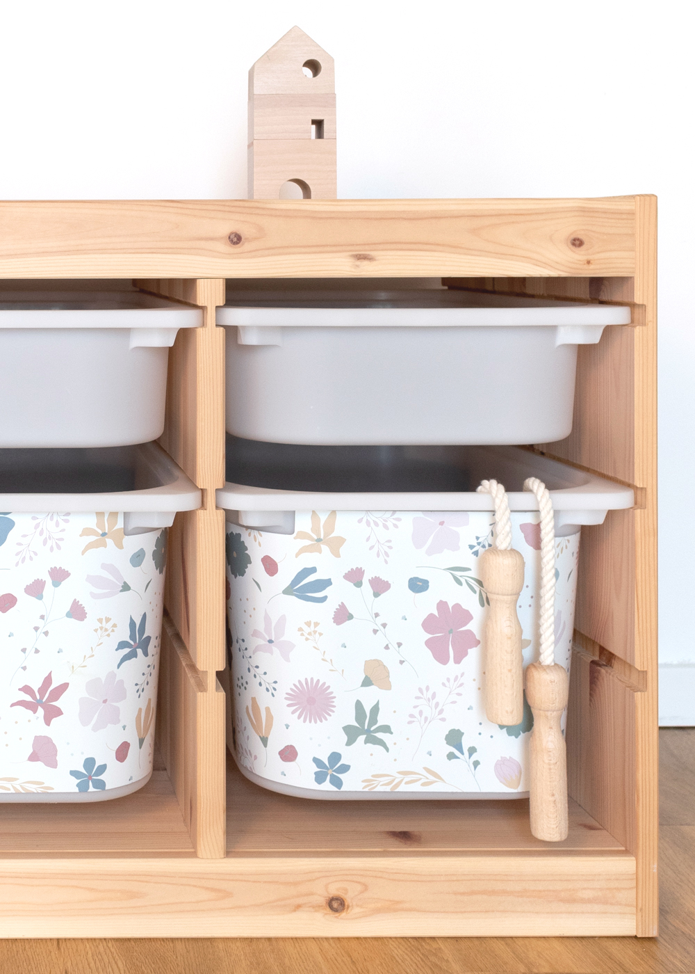 Bunte Blüten und Blumen für IKEA TROFAST Ein IKEA TROFAST Regal im Raum, verziert mit einer bunten Blumenmuster-Folie