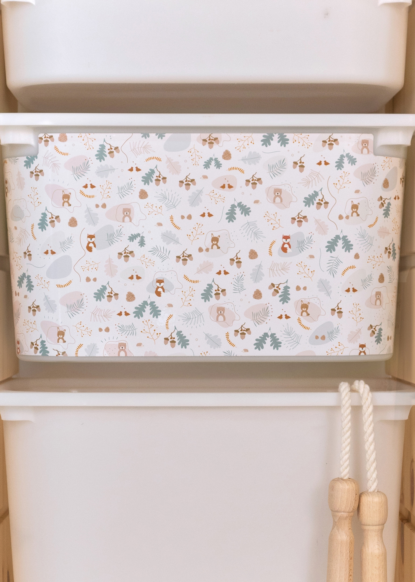 Aufbewahrungsbox im IKEA TROFAST Regal, dekoriert mit einem kindgerechten Muster aus Fuchs, Reh und Otter.