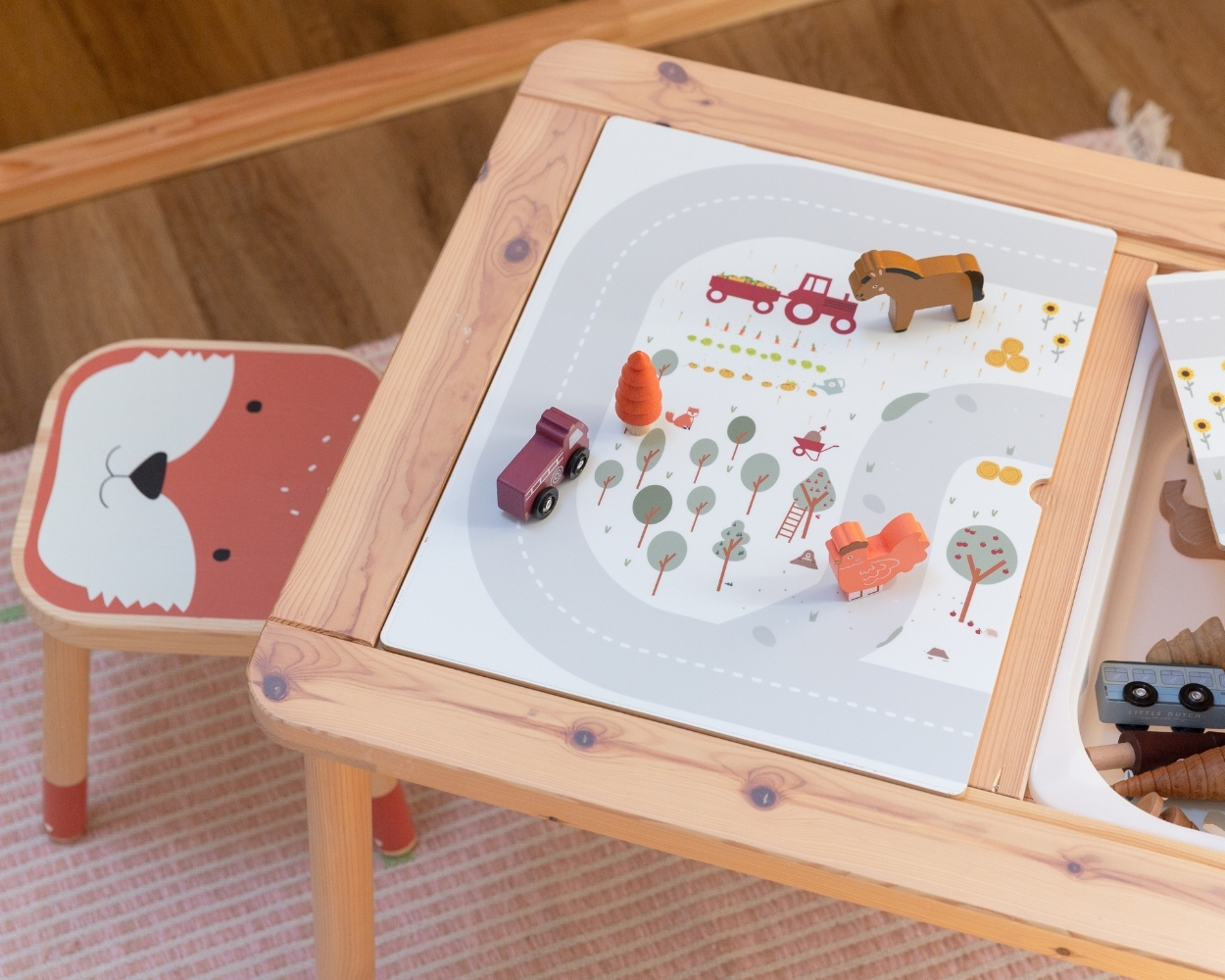 Holztisch, Spielzeug, Puzzlespiel, Tiermotive, Miniaturfiguren