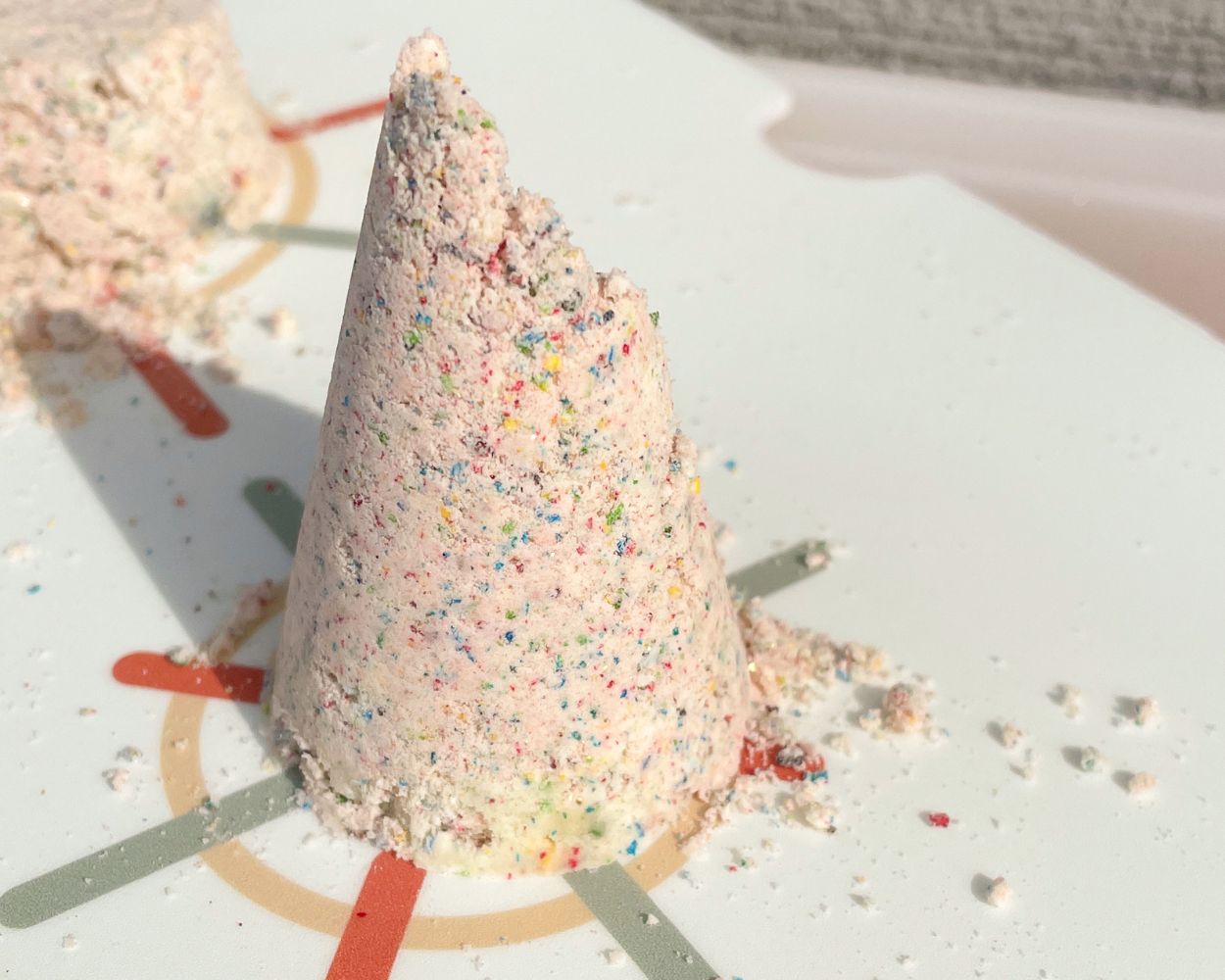 Bunter Sand für die Matschküche Bastelanleitung Bunter Sand für die Matschküche Bastelanleitung