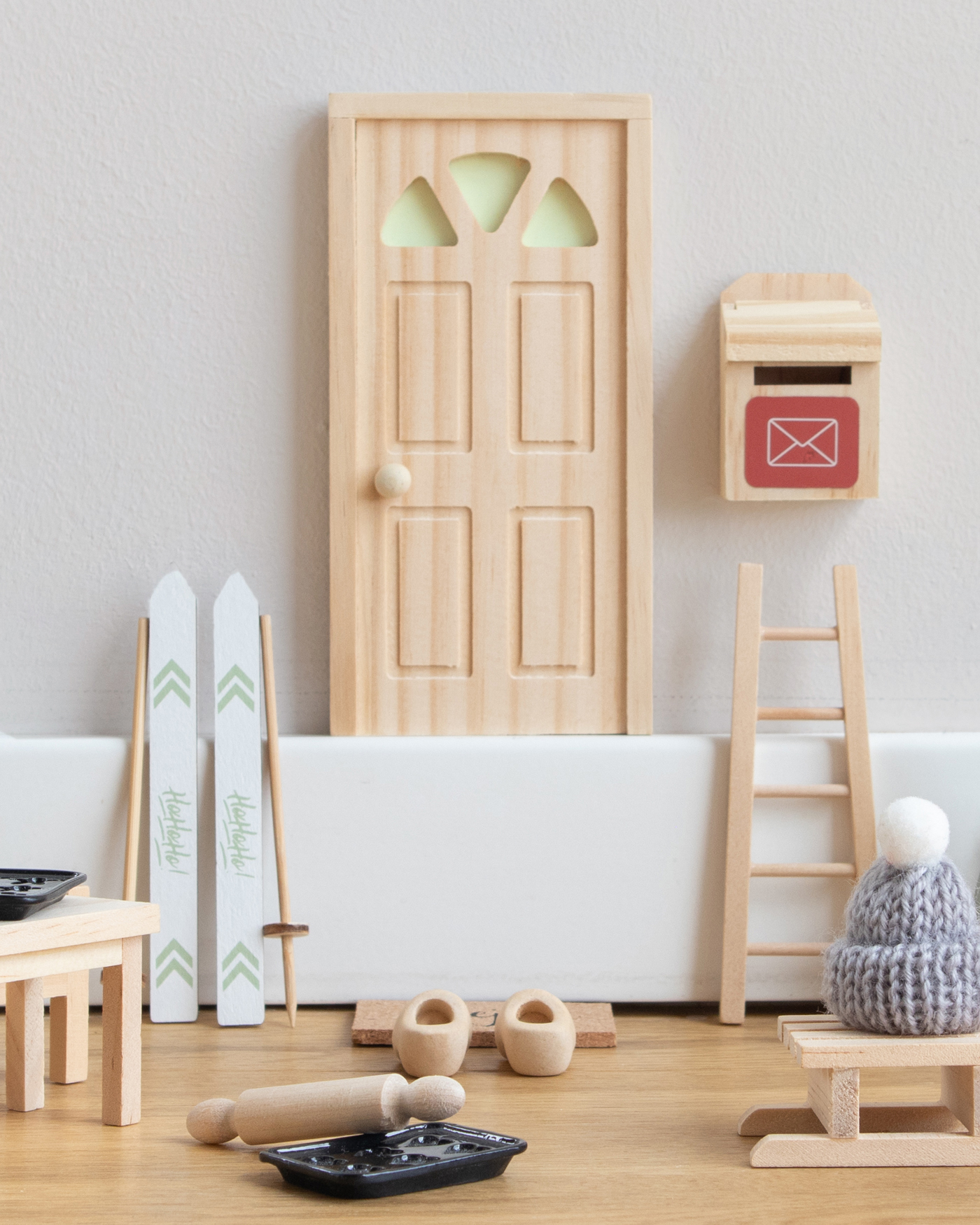 Holzspielzeug, Miniaturmöbel, Tür aus Holz, Skier-Attrappen, Wollmütze