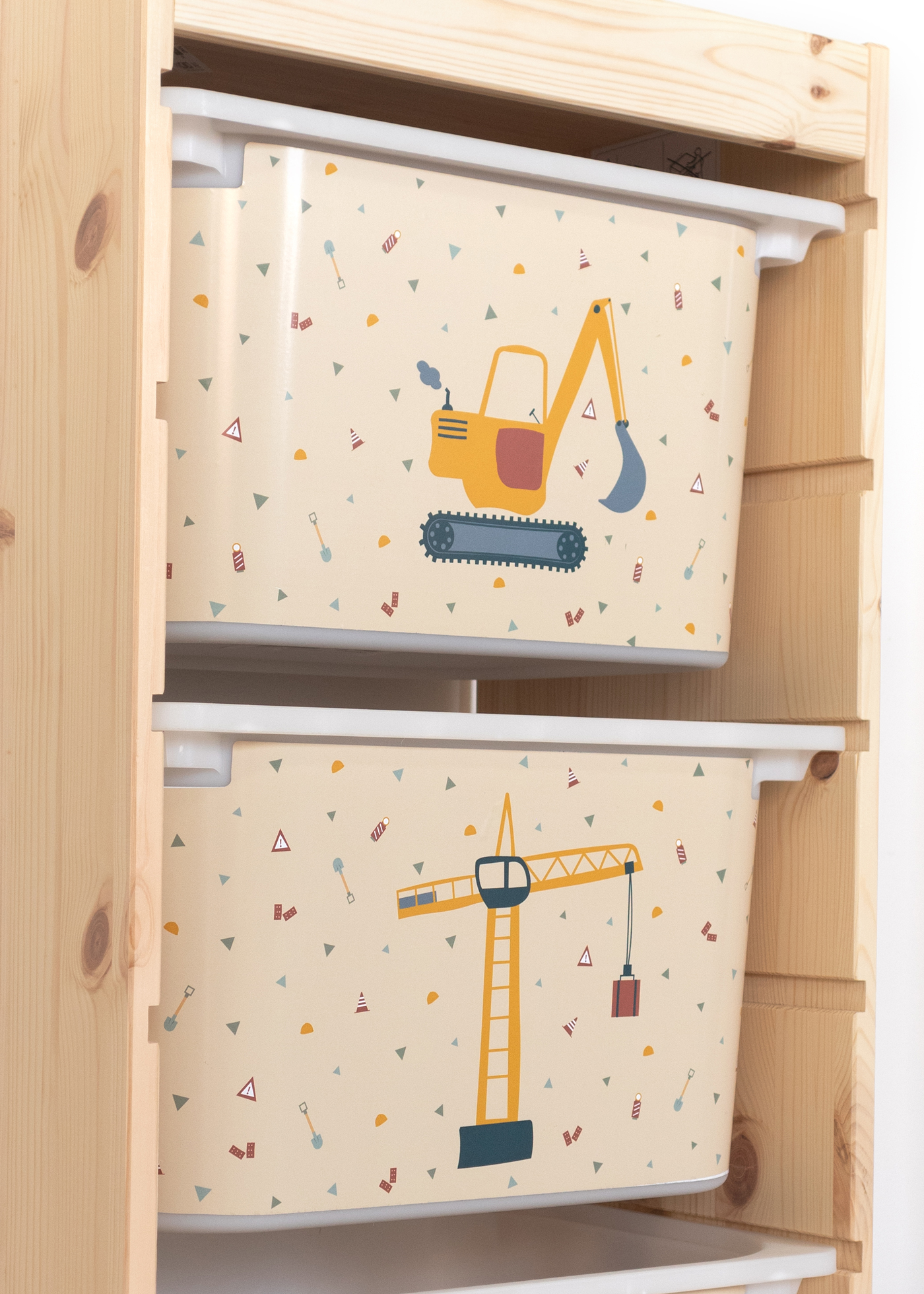 Beige Box mit Kran-Motiv im TROFAST Regal Praktische beige Aufbewahrungsbox im IKEA TROFAST Regal, bedruckt mit Kran-Motiv.
