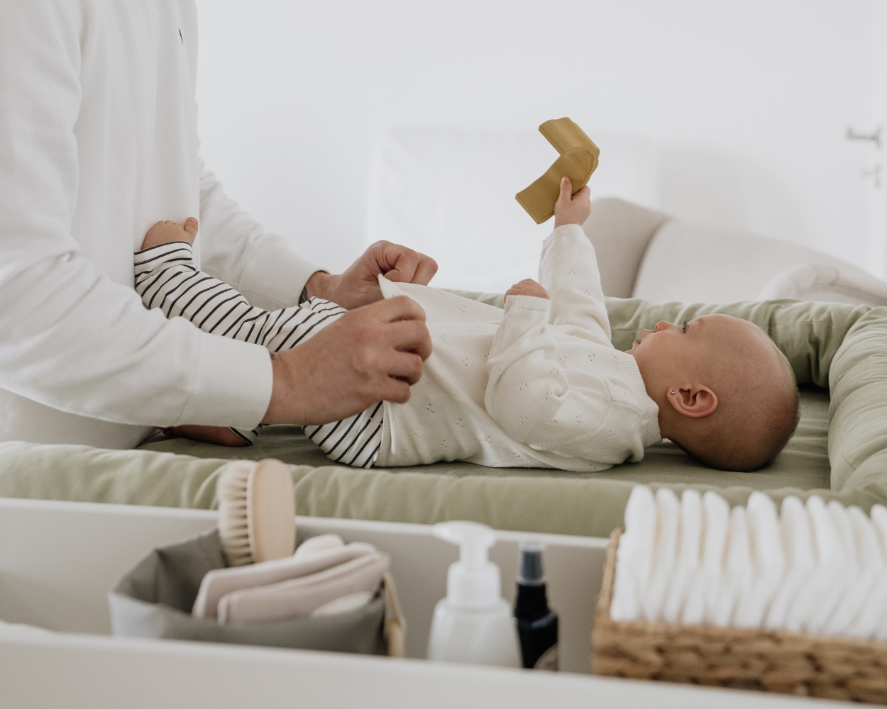 Baby wickeln auf Wickelkommode Baby wickeln auf Wickelkommode