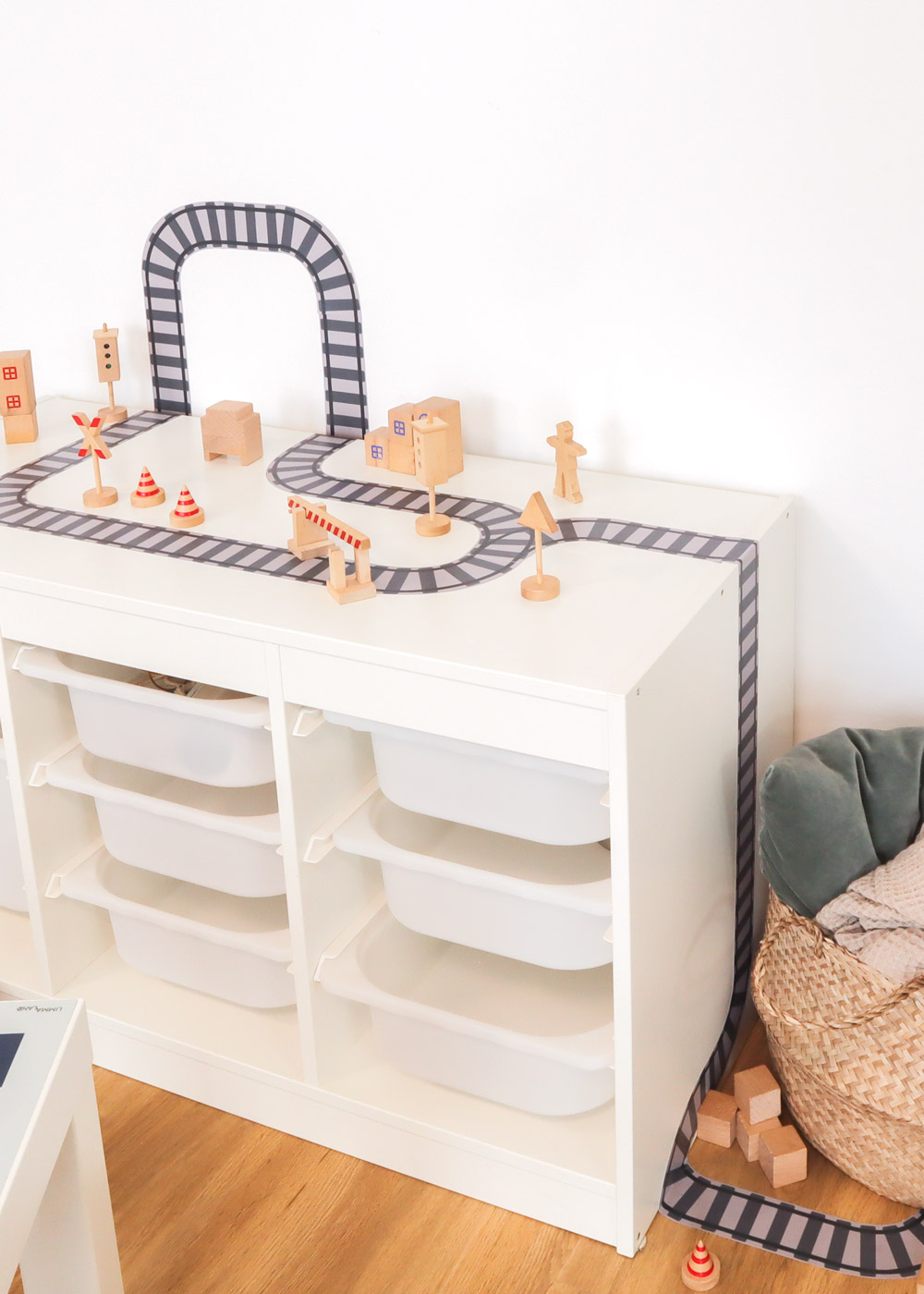 klebefolie diy ikea spieltisch smastraat schienen 00