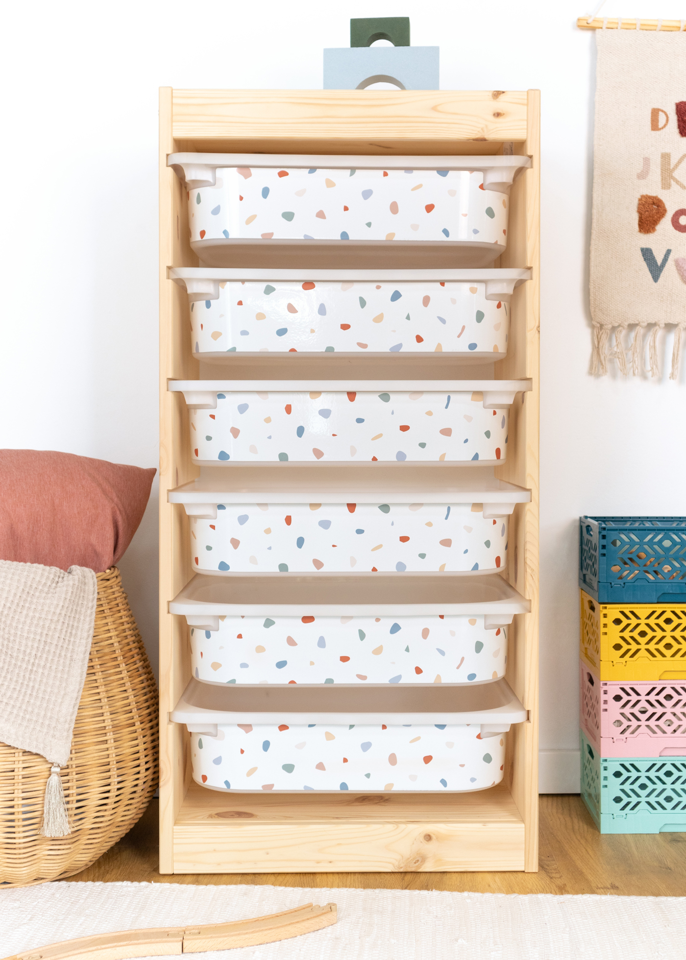 Aufbewahrungsbox im IKEA TROFAST Regal, verziert mit einer Klebefolie im bunten Terrazzo-Stil.