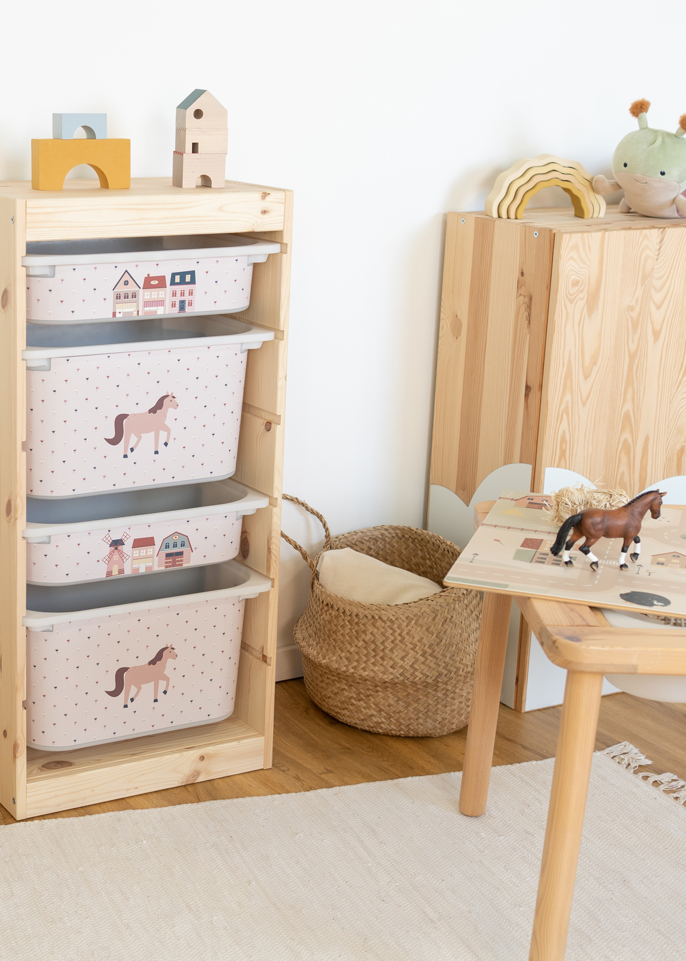 IKEA TROFAST Regal mit rosa Aufbewahrungsbox, bedruckt mit einem Pferd, ideal für das Kinderzimmer.