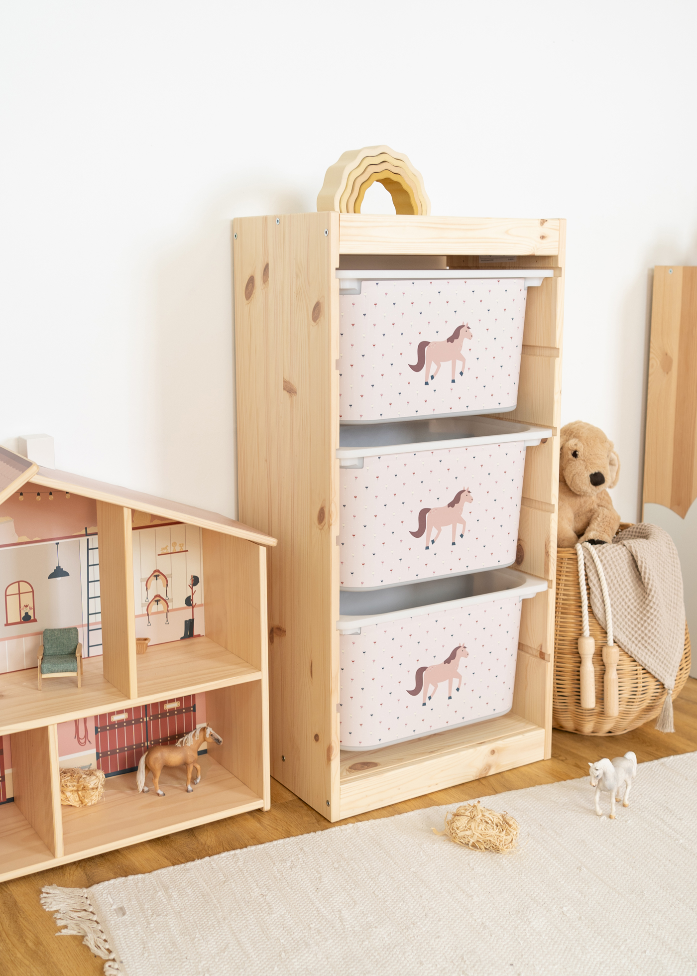 Rosa Box mit Pferde-Motiv im IKEA TROFAST Regal Kindgerechte rosa Box im TROFAST Regal, dekoriert mit einem fröhlichen Pferd.