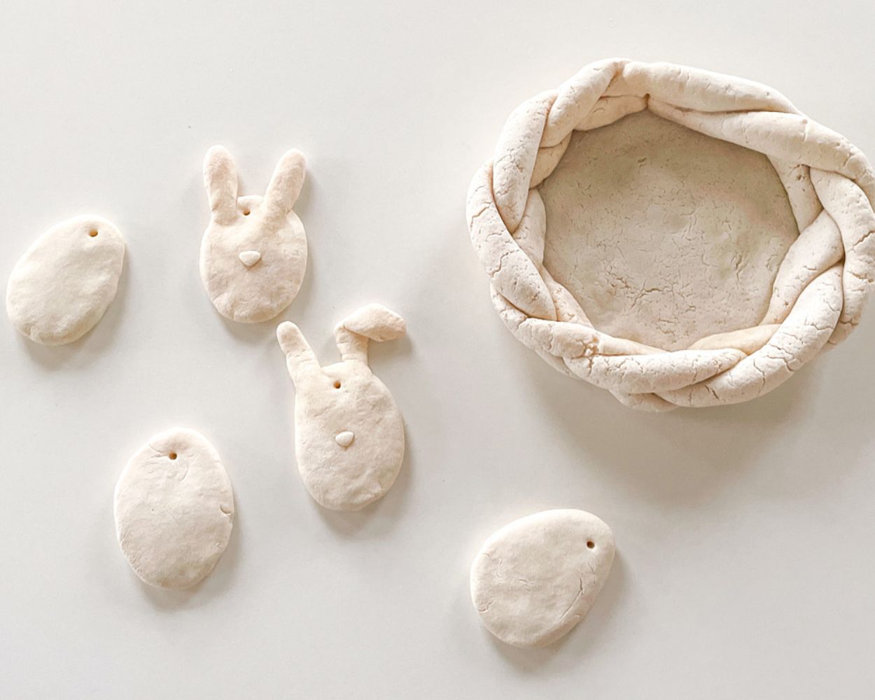 Osterkörbchen und Osterhasen basteln aus Salzteig Osterkörbchen und Osterhasen basteln aus Salzteig