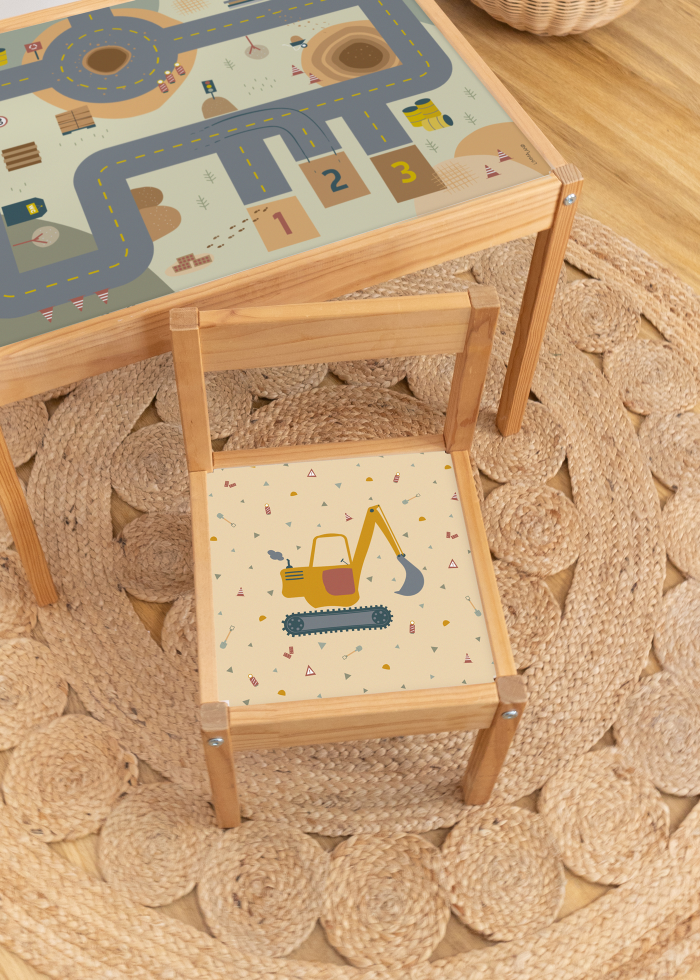 Ein IKEA LÄTT Kinderhocker mit Zubehör und Klebefolien von Limmaland mit Bagger Motiv