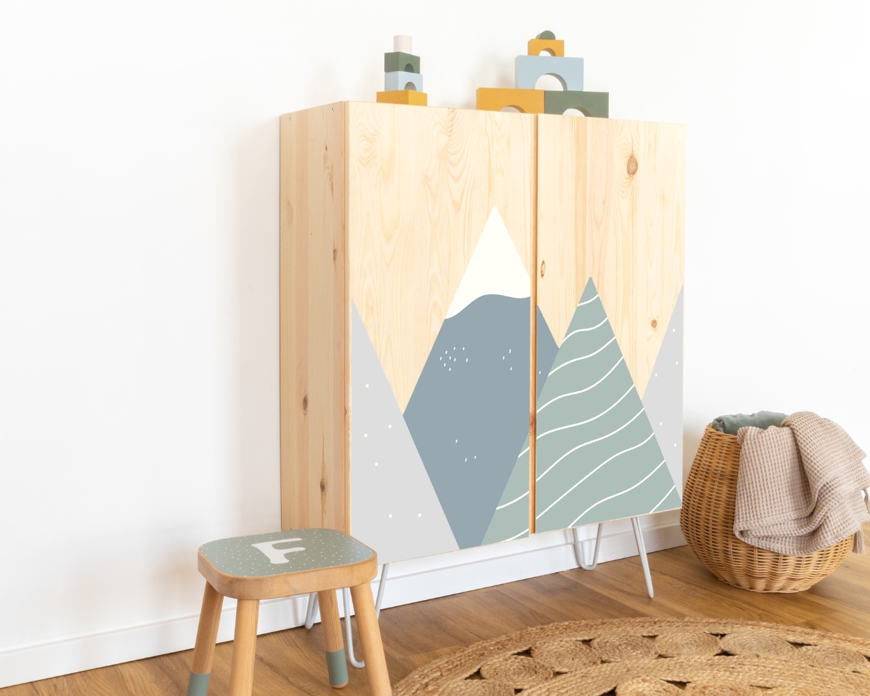 Grüne Farbakzente fürs Babyzimmer mit IKEA IVAR Schrank und Klebefolie mit Bergen