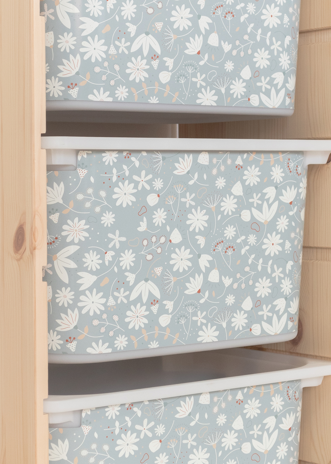 Florales grünes Muster auf Aufbewahrungsbox im TROFAST Regal Aufbewahrungsbox im IKEA TROFAST Regal, bedruckt mit einem natürlichen grünen Blumenmuster.